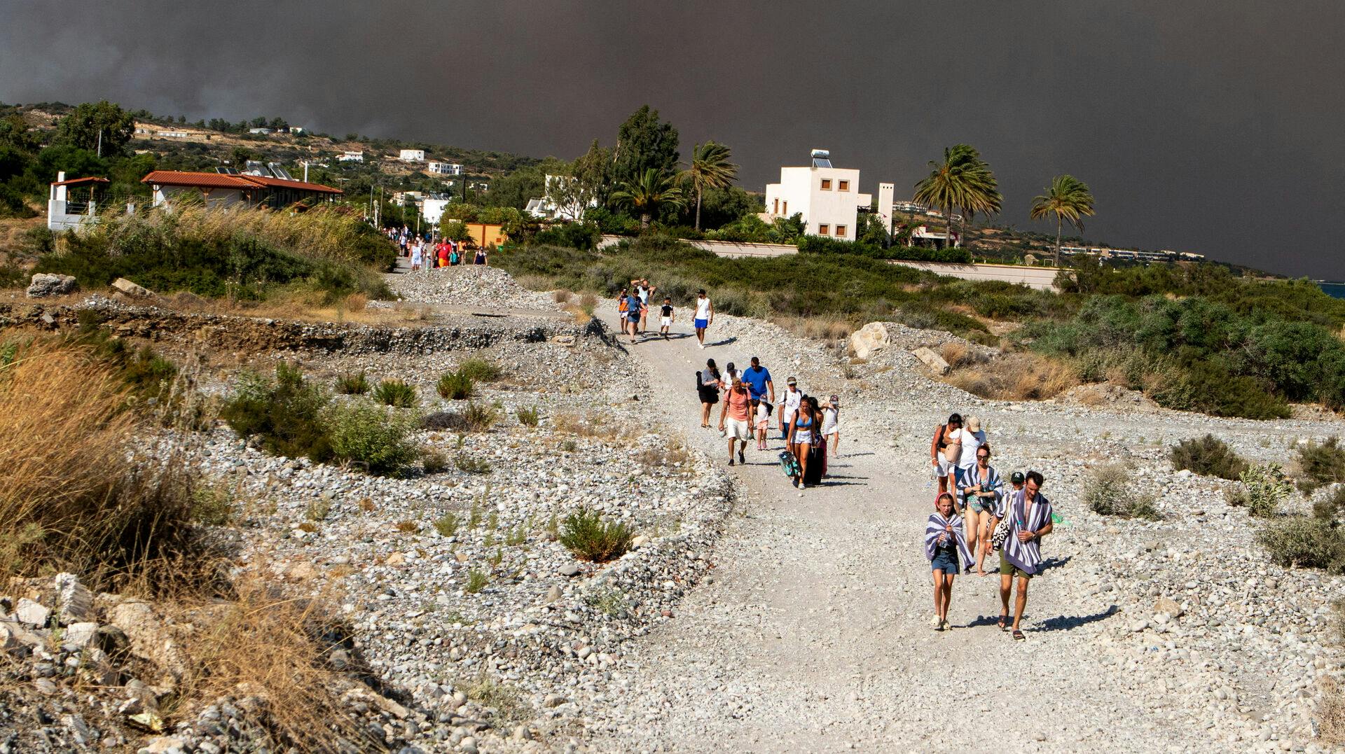 Tourists are being evacuated as wildfire burns near Lindos, on the island of Rhodes, Greece, July 22, 2023. REUTERS/Lefteris Damianidis NO RESALES.NO ARCHIVES. (Foto: STRINGER/Ritzau Scanpix)