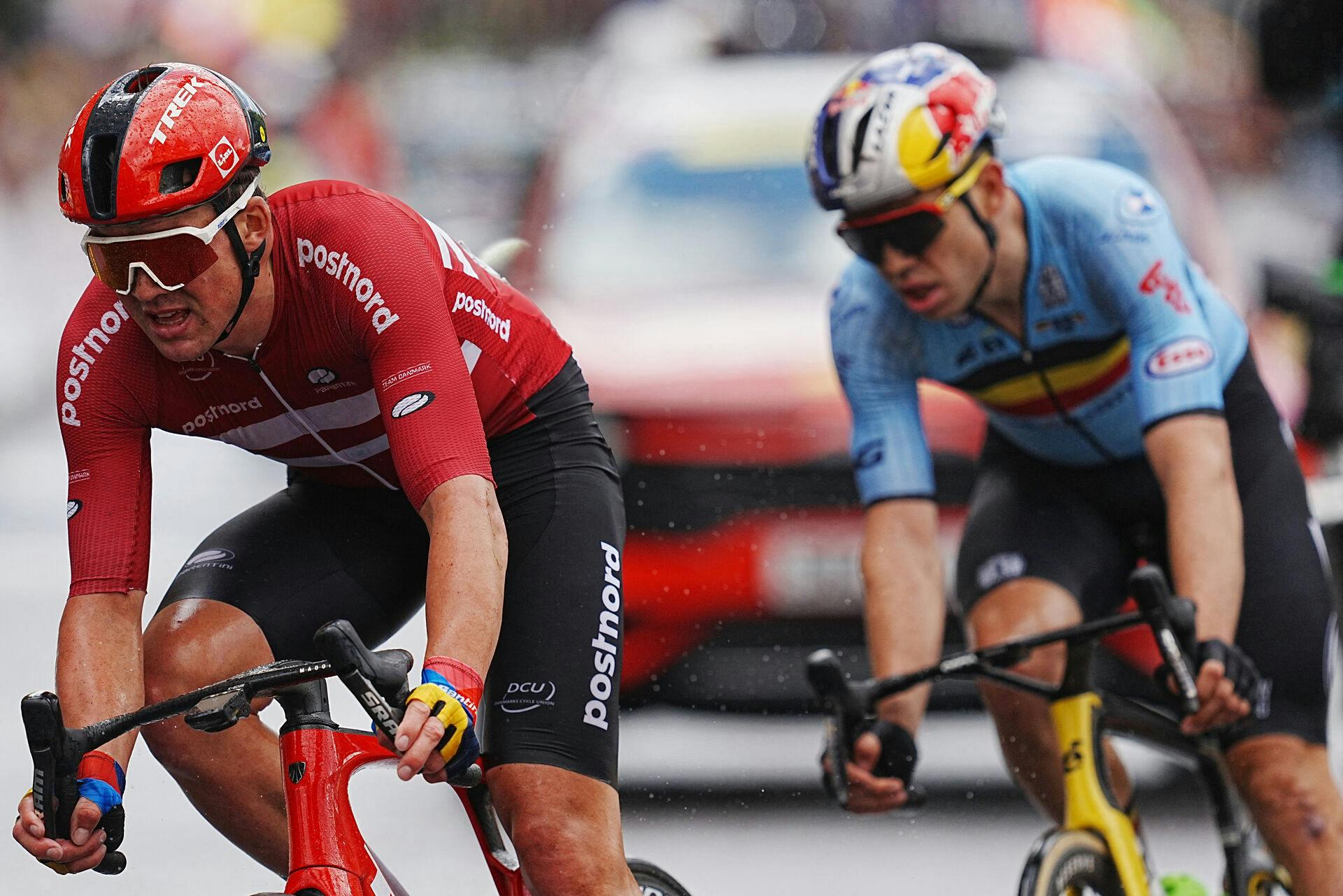 Cycling – UCI World Championships 2023 – Glasgow, Scotland, Britain – August 6, 2023 Denmark's Mads Pedersen abd Belgium's Wout Van Aert in action during the men's elite road race REUTERS/Maja Smiejkowska