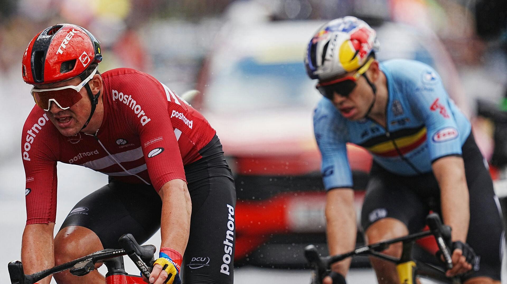 Cycling – UCI World Championships 2023 – Glasgow, Scotland, Britain – August 6, 2023 Denmark's Mads Pedersen abd Belgium's Wout Van Aert in action during the men's elite road race REUTERS/Maja Smiejkowska