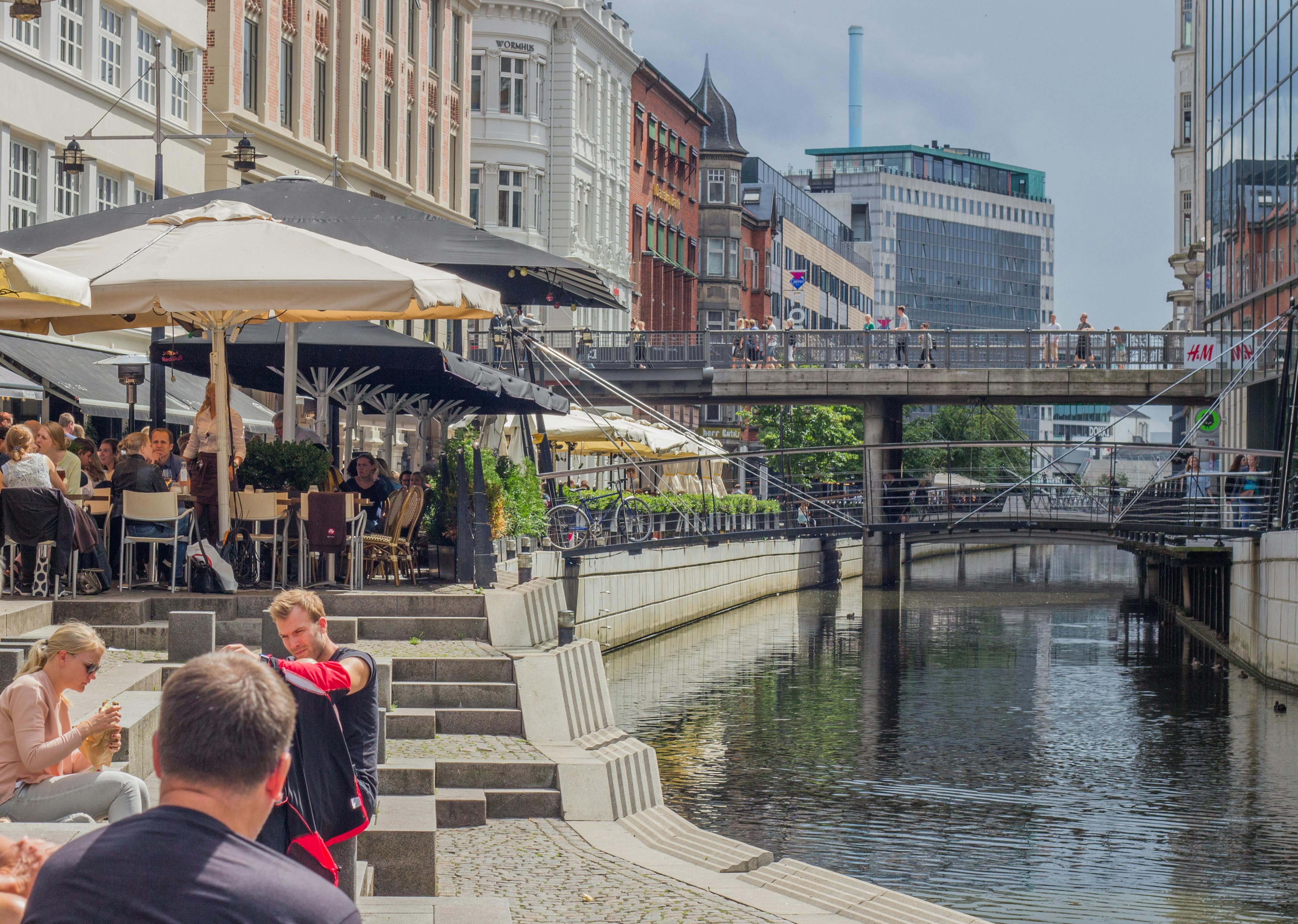 Mandag er Teknik- og Miljøforvaltningen i kommunen gået i gang med at indhegne hele den nordlige del af Åboulevarden