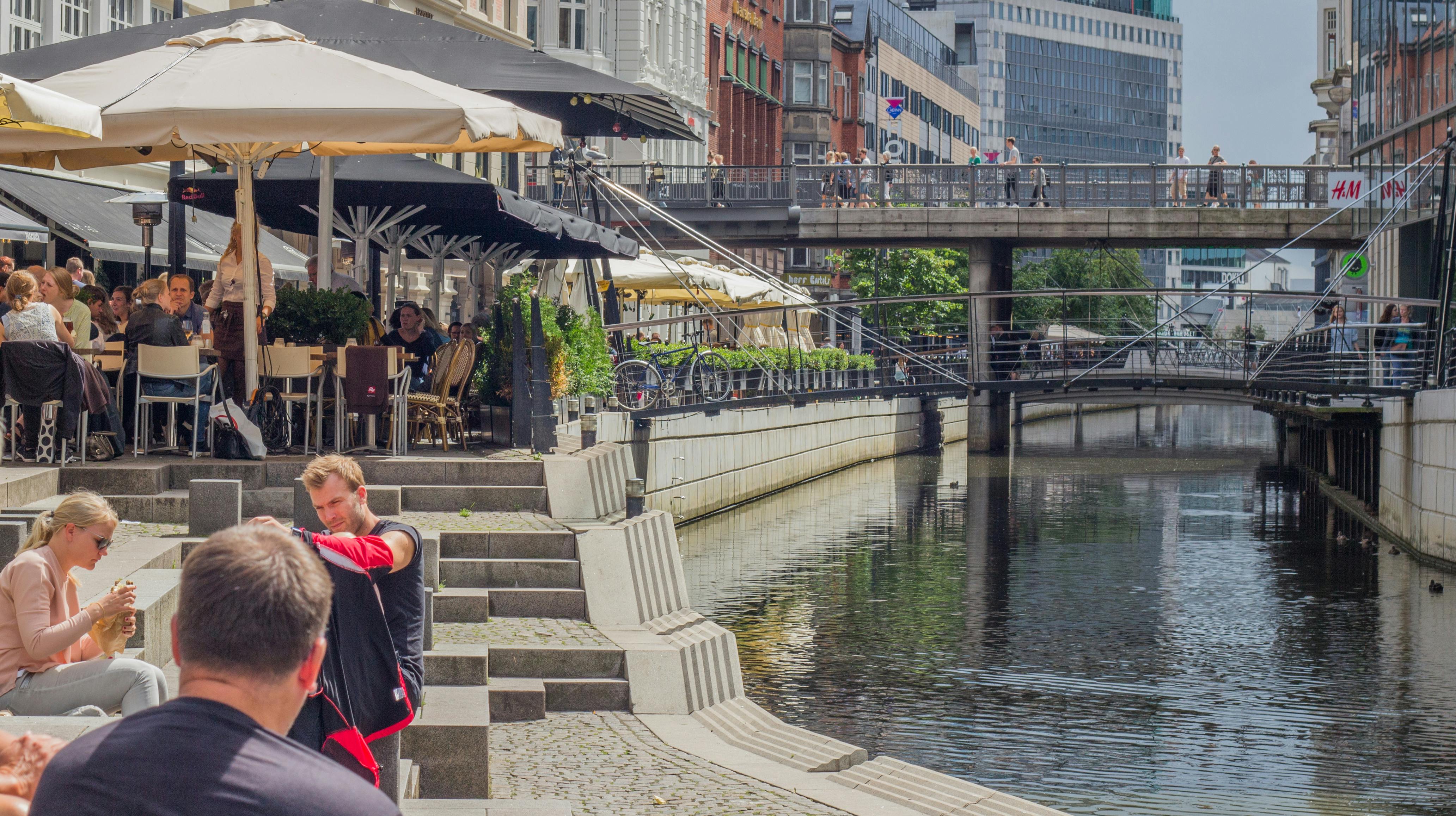 Mandag er Teknik- og Miljøforvaltningen i kommunen gået i gang med at indhegne hele den nordlige del af Åboulevarden