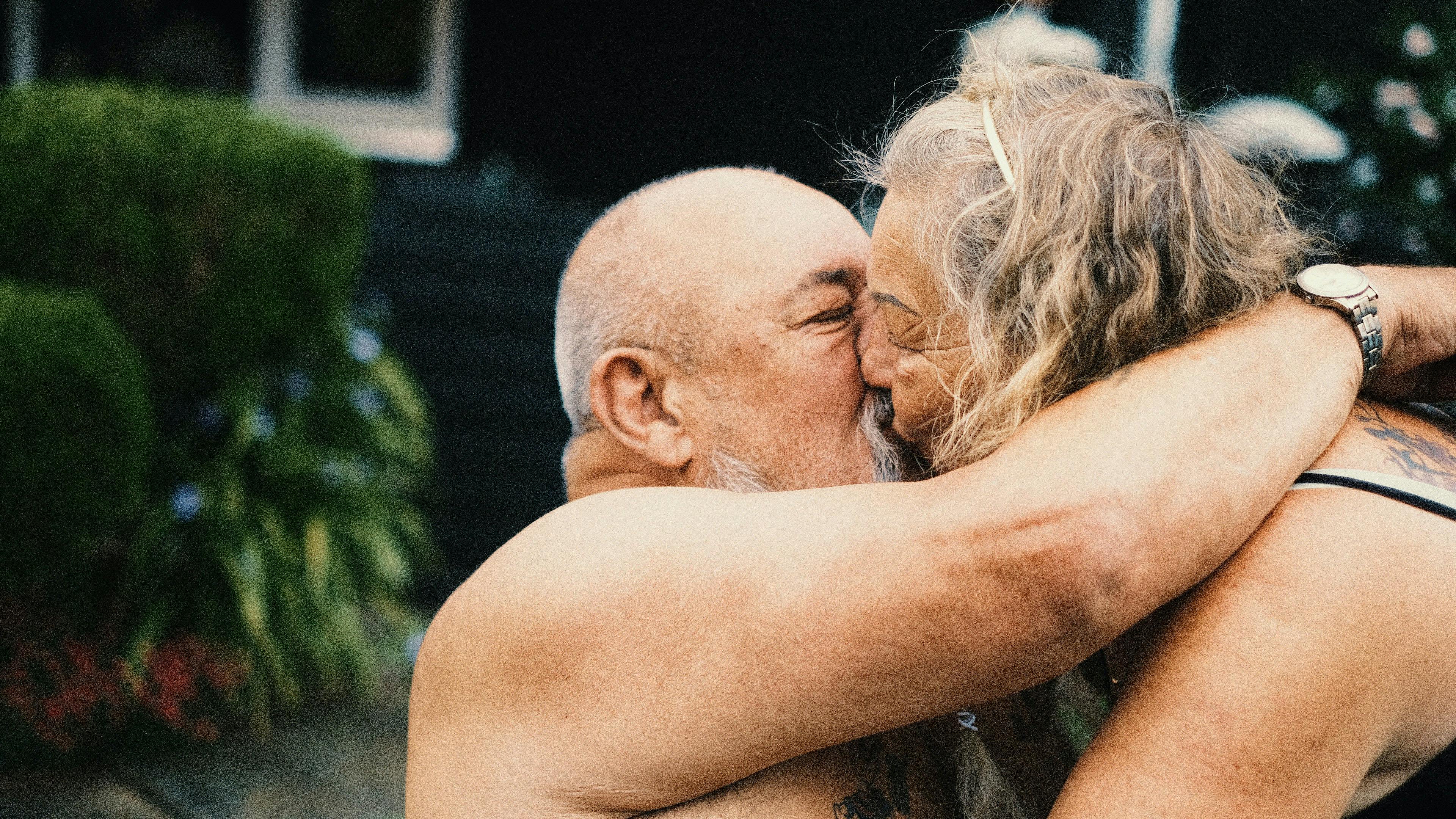Parret kommer godt ud af det med hinandens familier.  I fem år holdt de jul hos Susannes eksmand, og hver torsdag går hun til keramik med Kelds ekskone.  – Det er nok ikke normalt, men man kan godt være unormal og stadig have det dejligt, siger Keld.