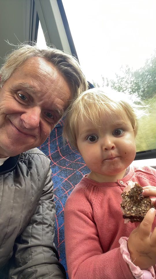 Lille Frieda på to og et halvt år blev født på Valentinsdag i 2021.