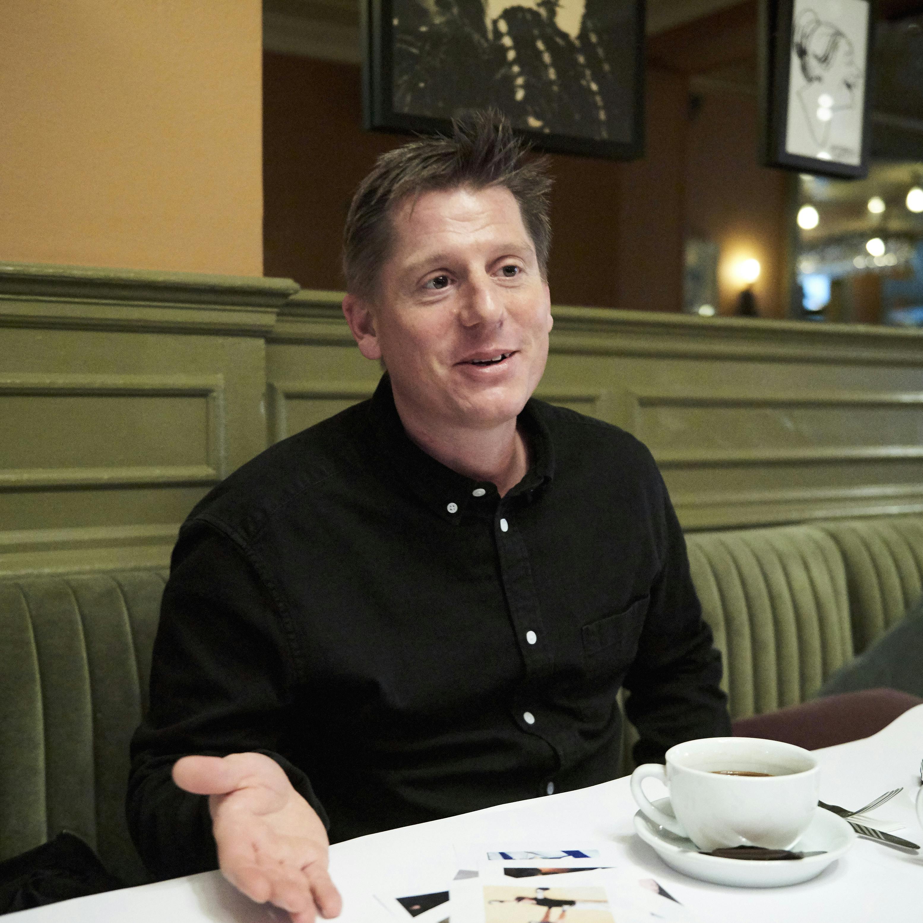 Interview med Robert Hansen i anledning af, at han fylder 40 d. 5. oktober.Tid: 10-11.30 på cafeen Promenaden på Frederiksberg.  Journalist: Camilla, 40959616  Journalist: Camilla Maria Johansen/Se & HørFotograf: Søren Jul Lamberth/Aller Foto&Video