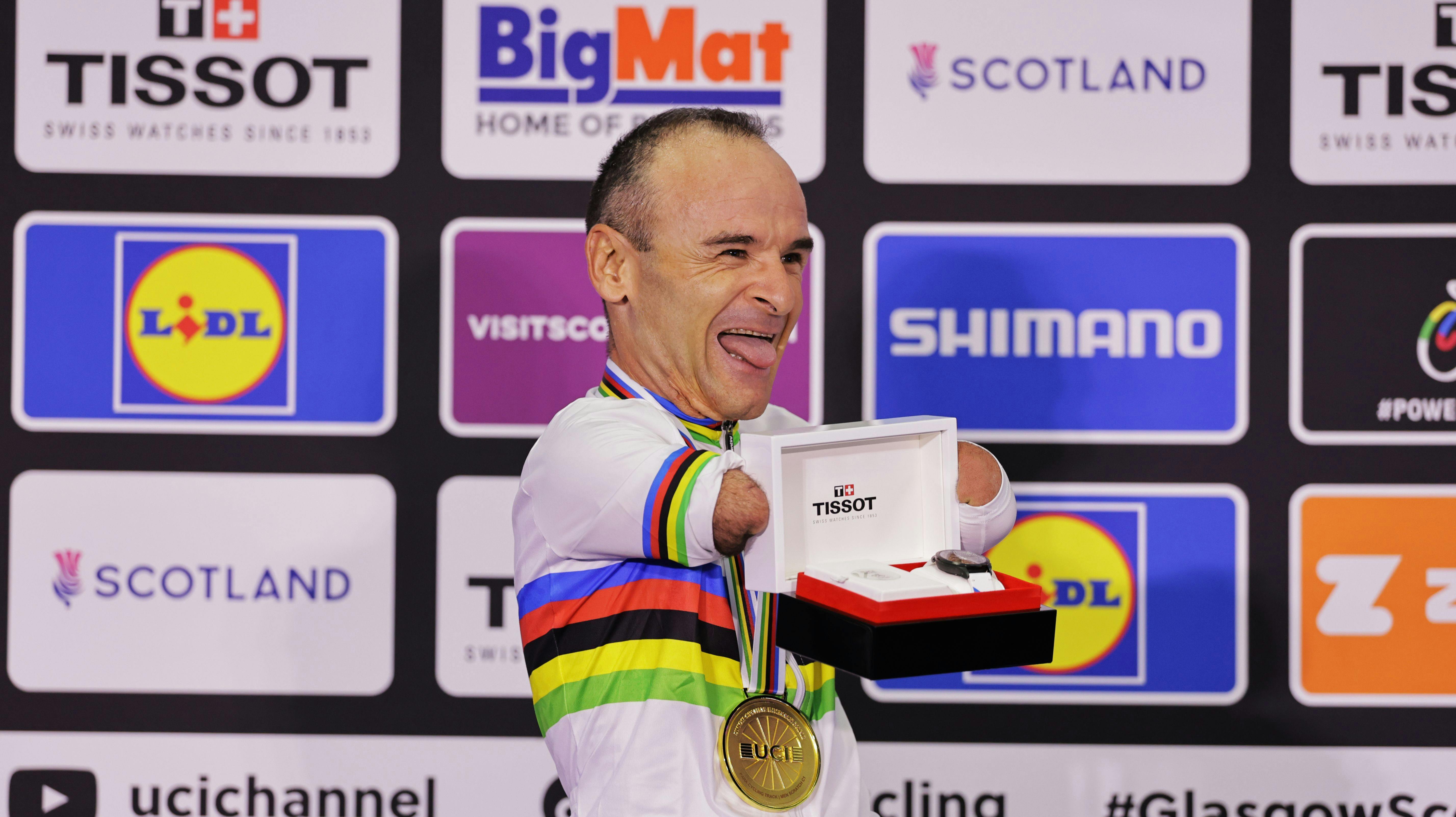 Ricardo Ten Argilés of Spain receiving the gold medal