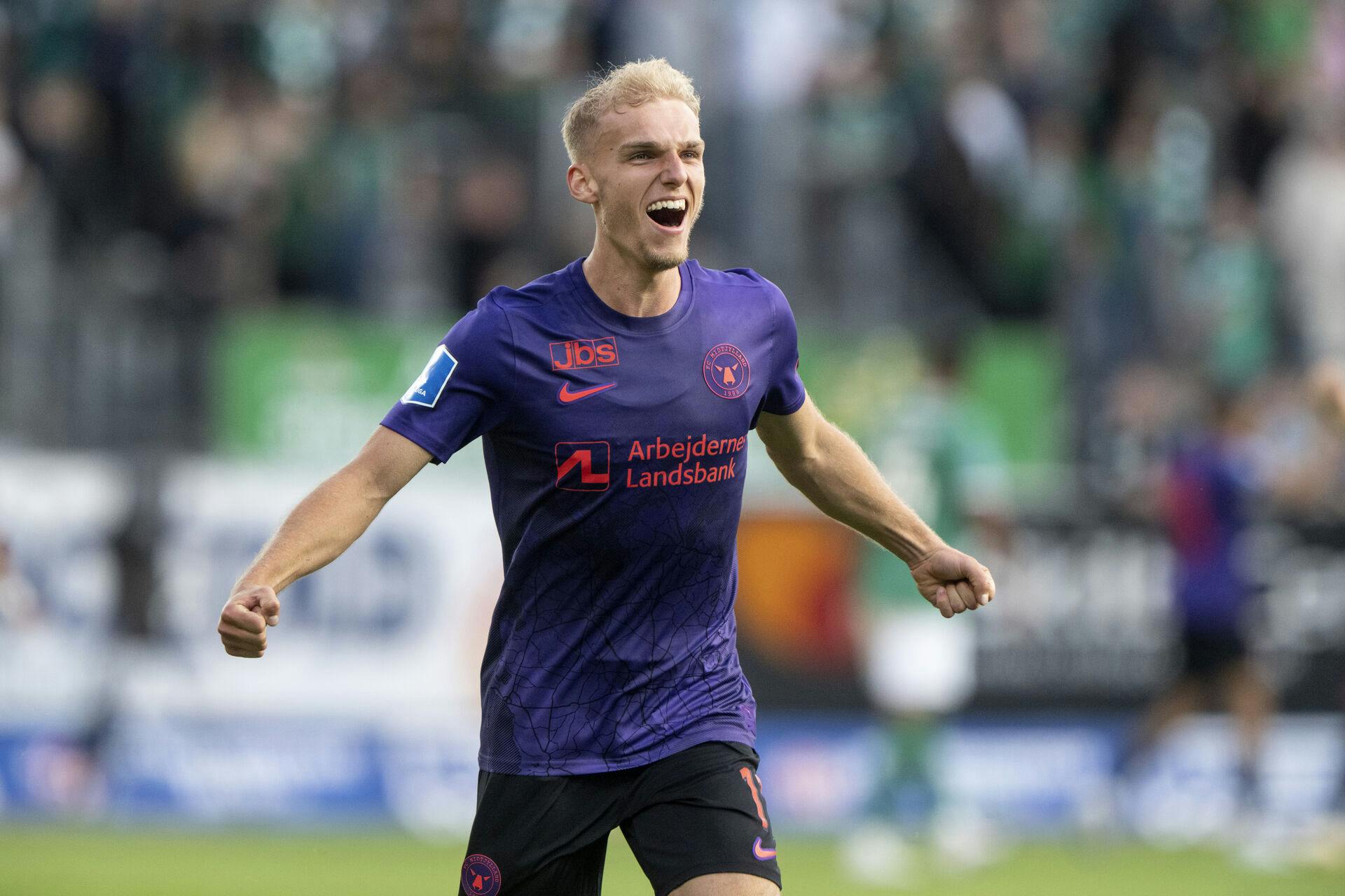 Dommer Peter Kjærsgaard har fløjtet kampen af og FCMs Gustav Isaksen stormer op til de medrejsende fans efter play off kampen til Conference League mellem Viborg FF og FC Midtjylland i Viborg fredag d. 9. juni 2023. (Foto: Bo Amstrup/Ritzau Scanpix)
