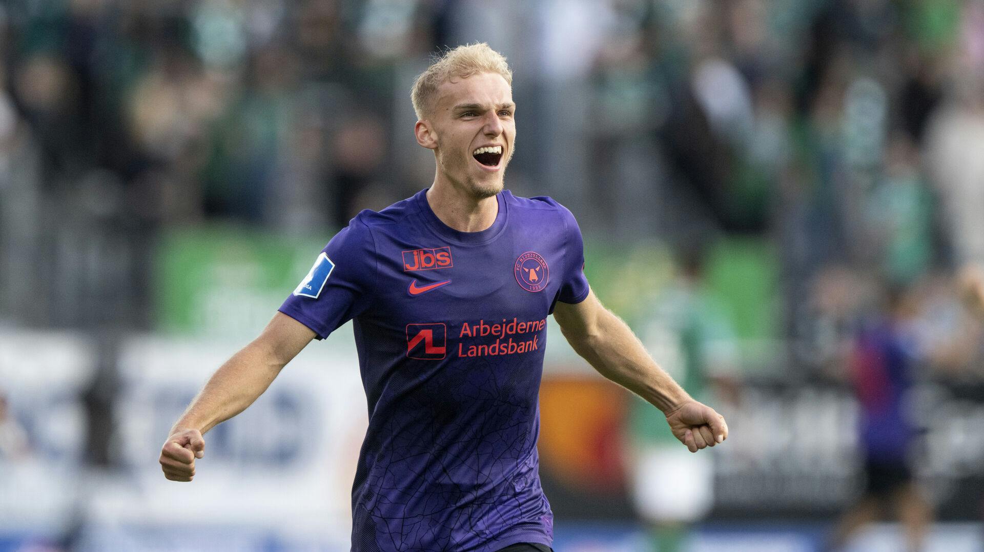 Dommer Peter Kjærsgaard har fløjtet kampen af og FCMs Gustav Isaksen stormer op til de medrejsende fans efter play off kampen til Conference League mellem Viborg FF og FC Midtjylland i Viborg fredag d. 9. juni 2023. (Foto: Bo Amstrup/Ritzau Scanpix)