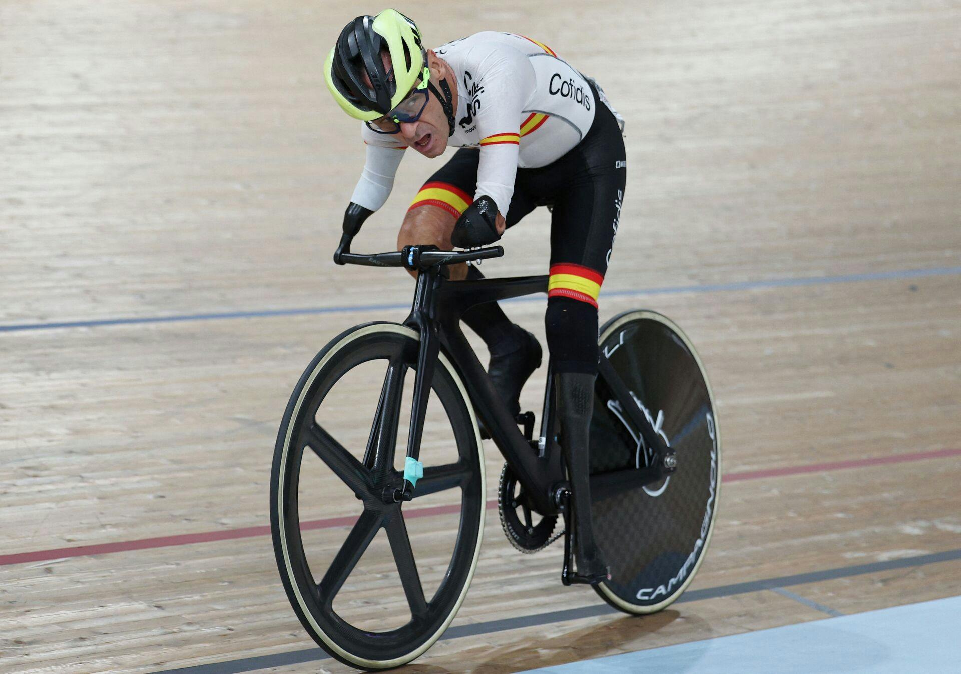 Spain's Ricardo Ten Argiles leads and goes on to win the men's para-cycling C1 Scratch Race Final race during the UCI Cycling World Championships in Glasgow, Scotland on August 7, 2023 (Photo by Adrian DENNIS / AFP)