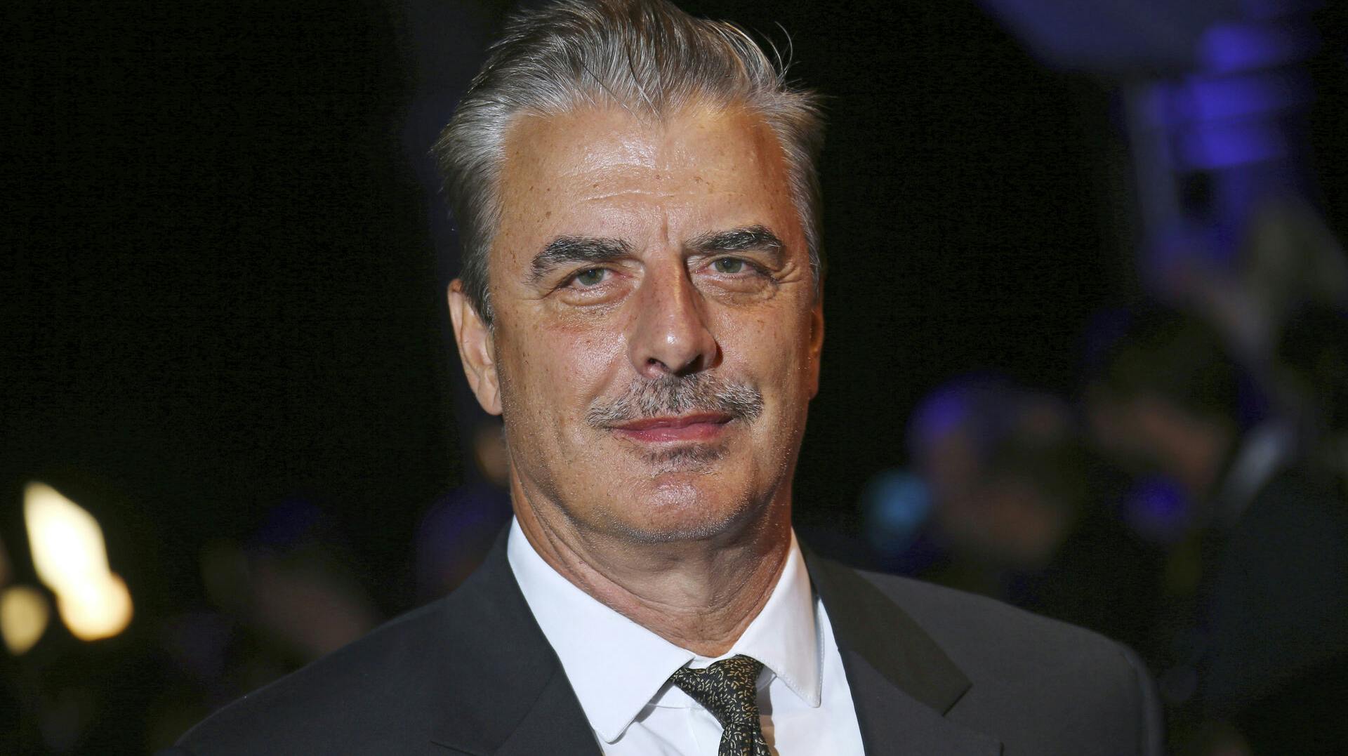 Chris Noth afslører, at han har været sin kone utro.