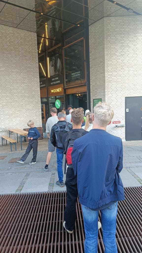 Frederiksberg har taget dönerkebaben til sig. Selvom butikken ikke en gang har været åben i to uger, vrimler det med folk i køen ude foran.