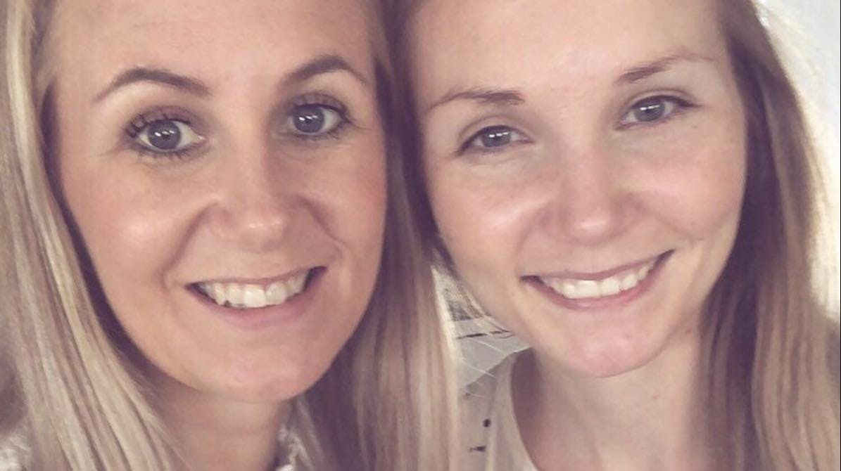 Søstrene Trine (tv.) og Camilla Sejrup (th.).