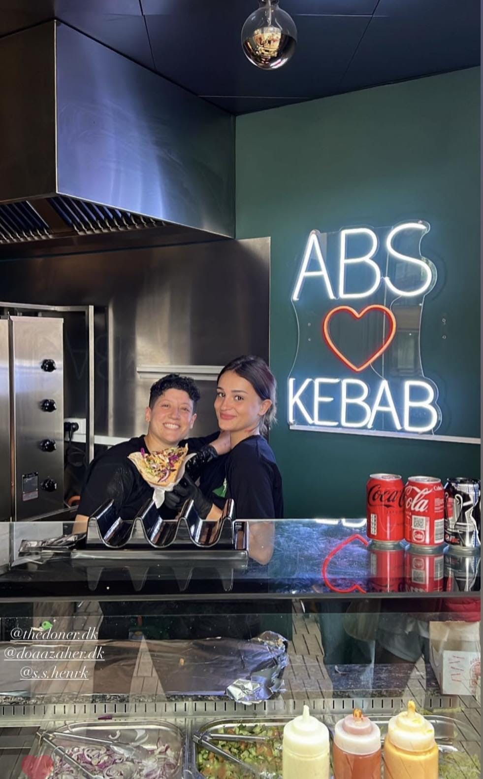 - Man skal blive sulten af, at jeg står og laver den til dem. Jeg vil gerne have, at folk bliver forelsket i min döner, siger Doaa Zaher som bruger omtrent 12 timer om dagen i butikken. 