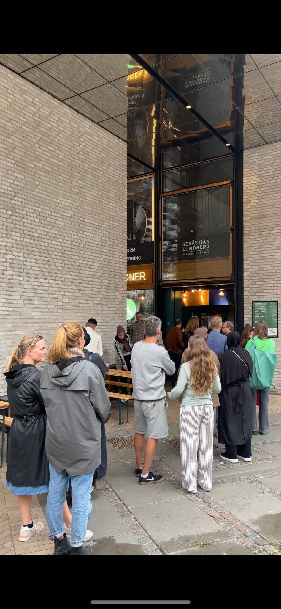 Frederiksberg har taget dönerkebaben til sig. Selvom butikken ikke en gang har været åben i to uger, vrimler det med folk i køen ude foran.