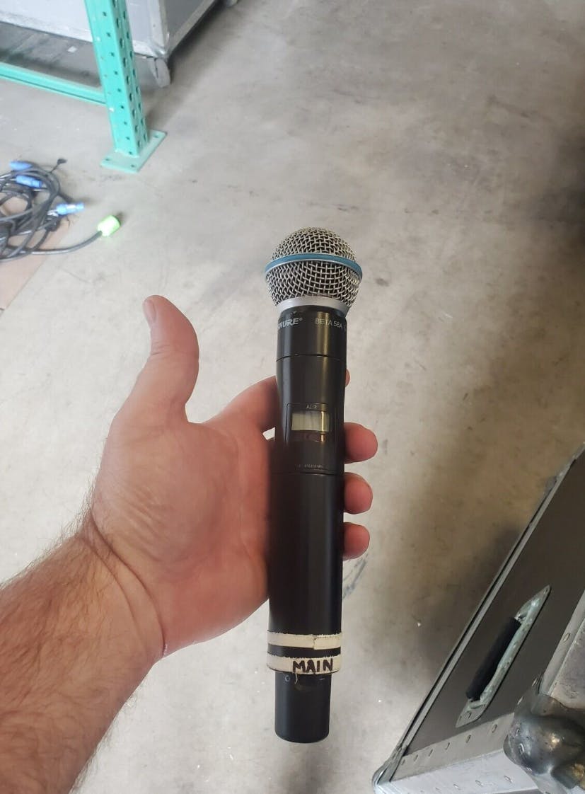 Cardi B-mikrofonen som nu er blevet solgt for over 800.000 kroner på eBay.