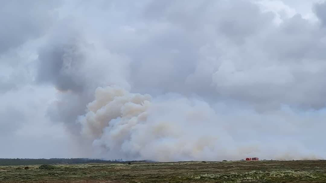 Beboere må evakueres på grund af en større naturbrand i Klitmøller.