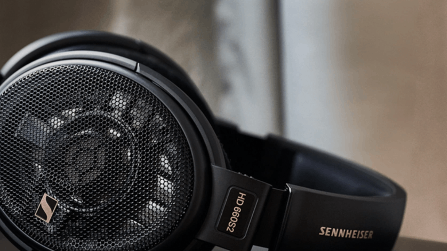 HD 660S2 fra Sennheiser er præcis, hvad den ligner. Nemlig en hovedtelefon der vil rigtigt meget med god lyd. Og modellen bliver altså ikke dårligere af en forstærker.