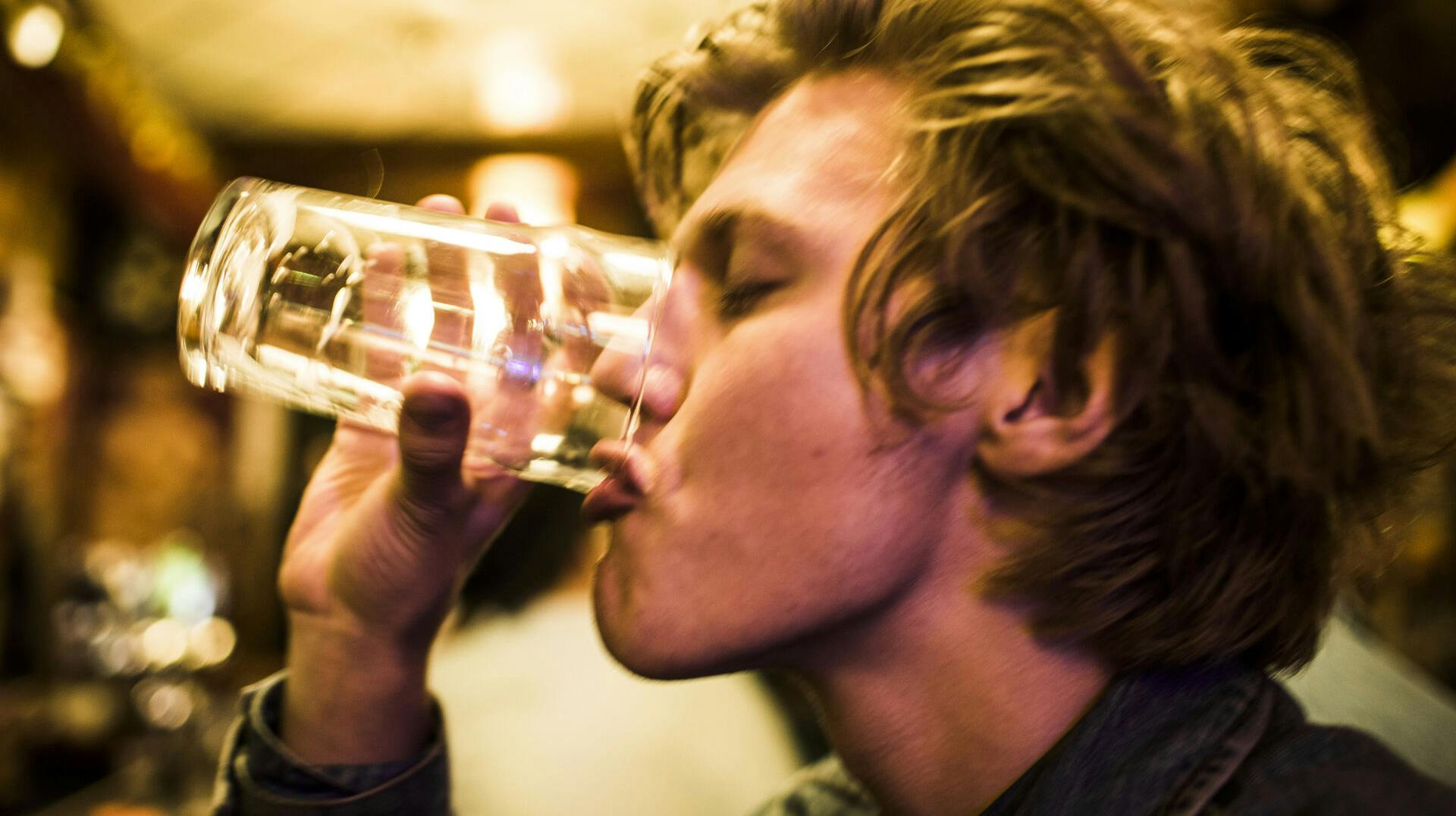 Danske Gymnasieelevers Sammenslutning er ikke enig i Sundhedsstyrelsens anbefaling om alkoholforbud på landets ungdomsuddannelser.