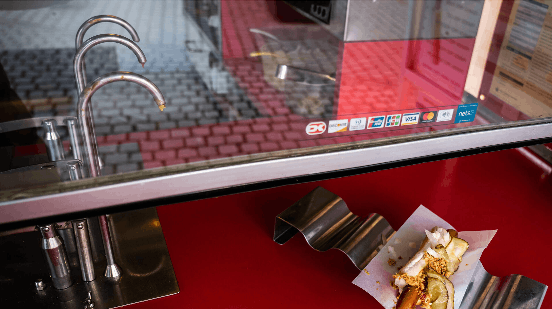 Pølsevognen Emmis Place på Kongens Nytorv i København, fredag den 15. januar 2021. Mandag den 18. januar er det præcis 100 år siden, at de første pølsevogne rullede ud i gaderne. (Foto: Emil Helms/Ritzau Scanpix)