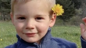 To-årige Émile er som sunket i jorden.