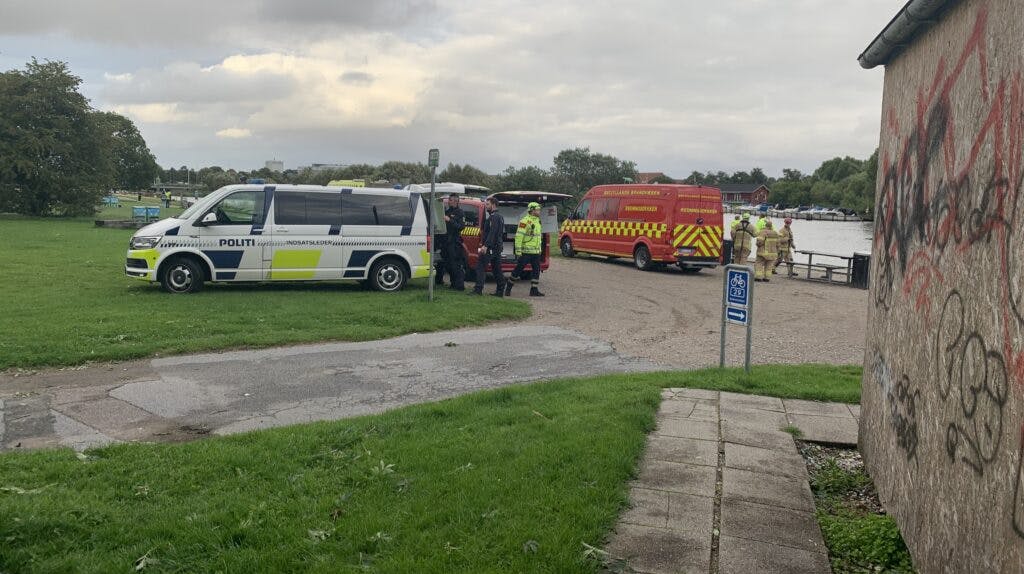 En mand er onsdag aften forsvundet efter at være hoppet i Gudenåen.