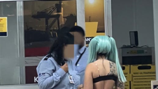 Iført bikini forsøgte denne kvinde at boarde et fly – og det lykkedes ikke, kan vi afsløre. 