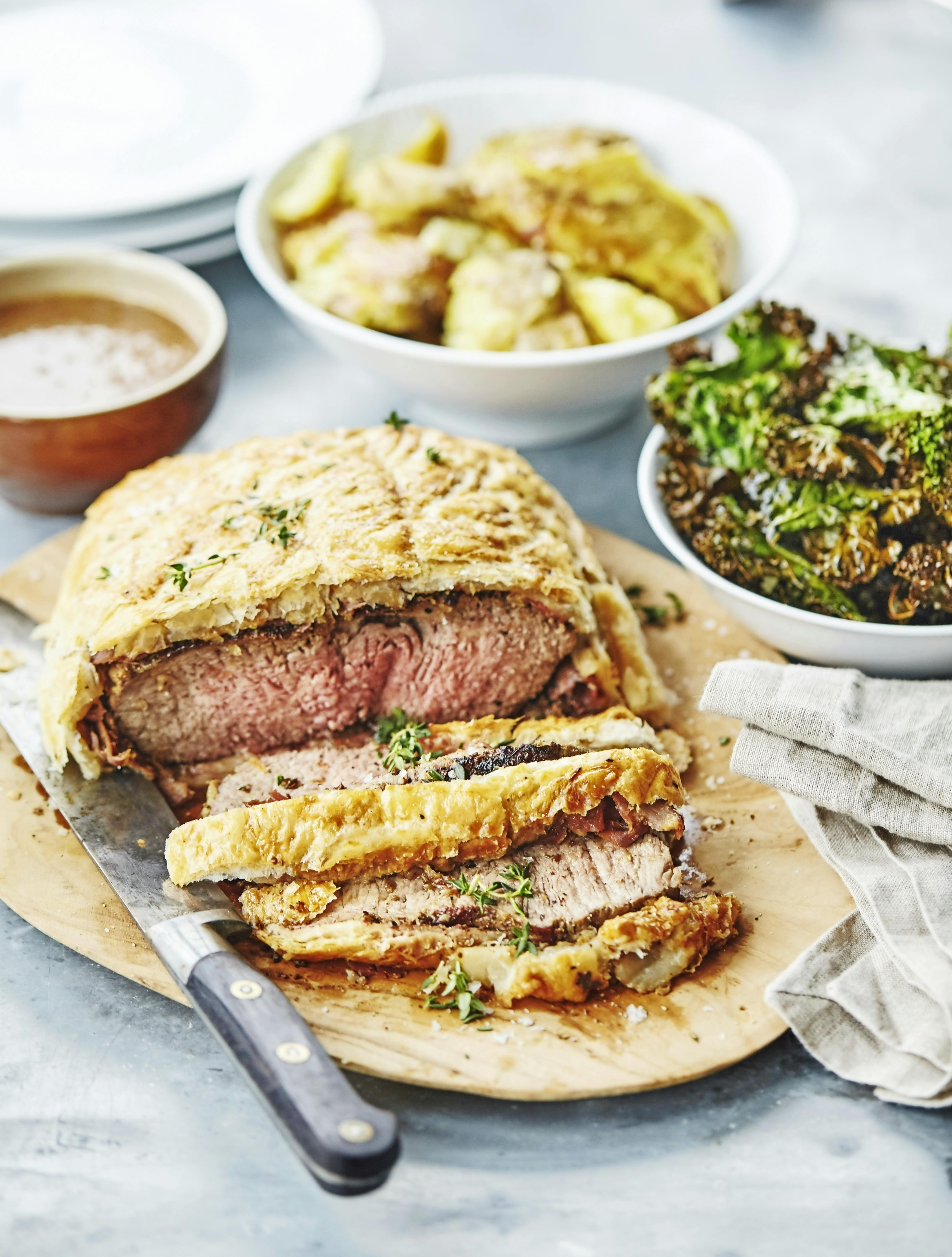 Kokkeskole. Beef Wellington med knuste kartofler og grønkåslchips.