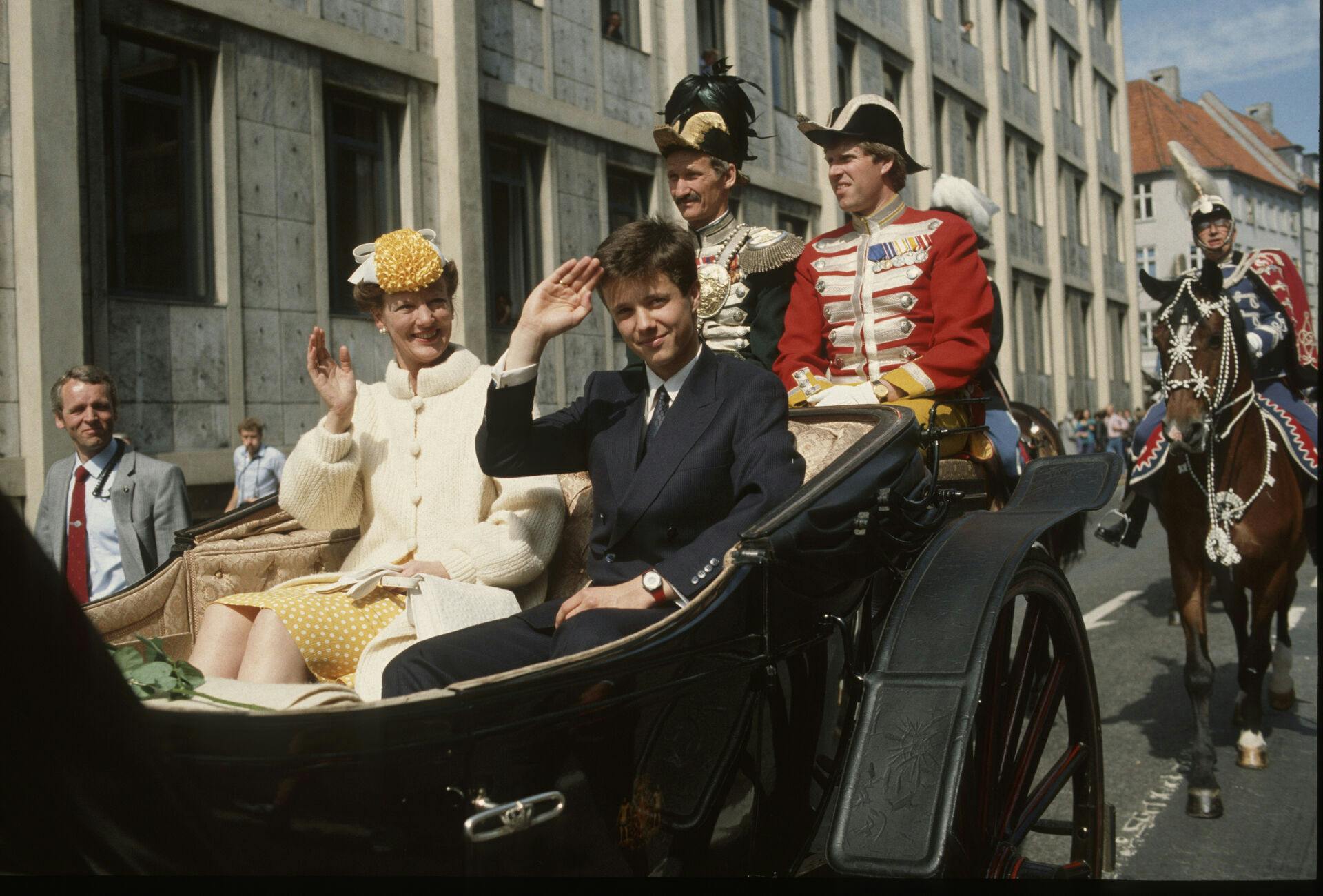 Dronninh Margrethe og Prins Frederik fejrer hans 18 års fødselsdag.