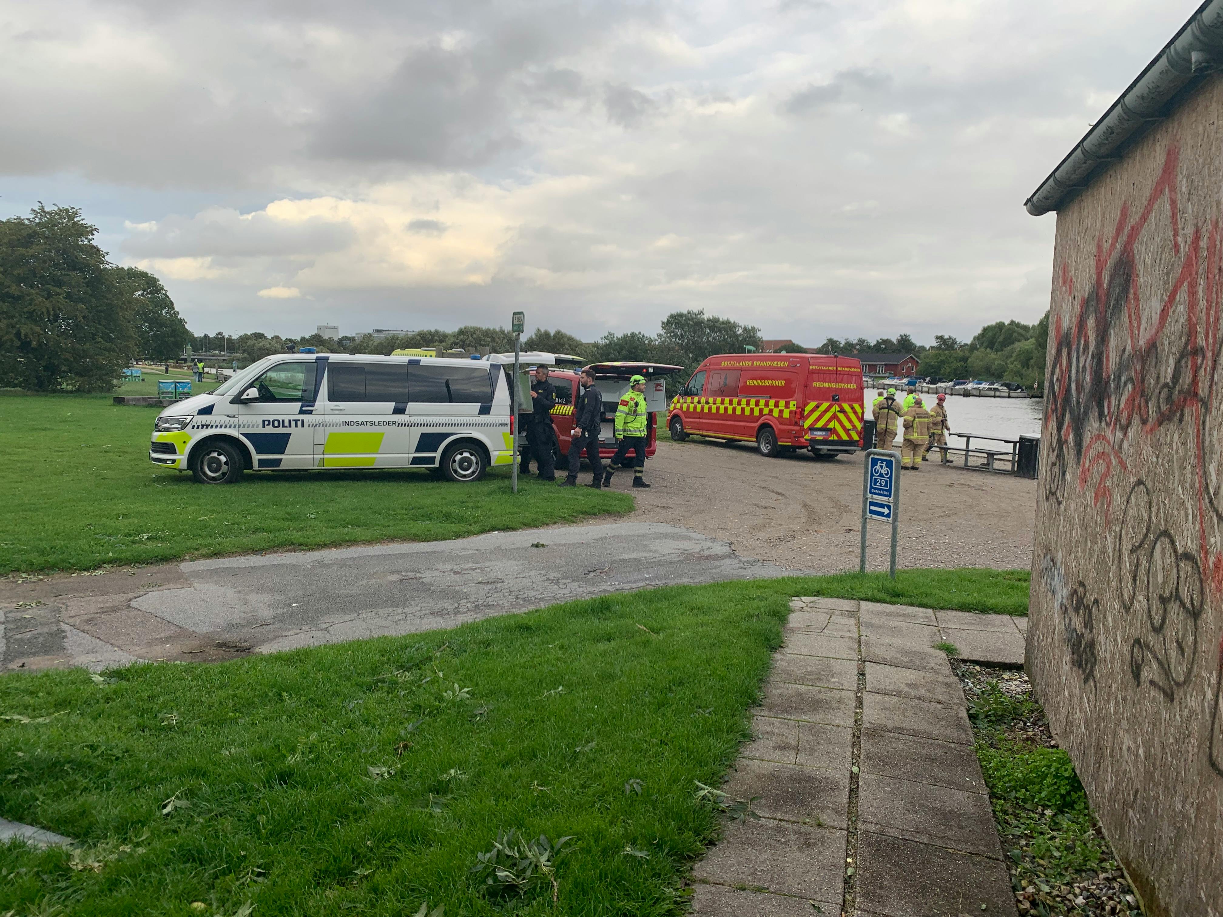 To helikoptere fra redningstjenesten, flere både, dykkere og andre var onsdag aften involveret i forsøget på at finde den 19-årige mand.