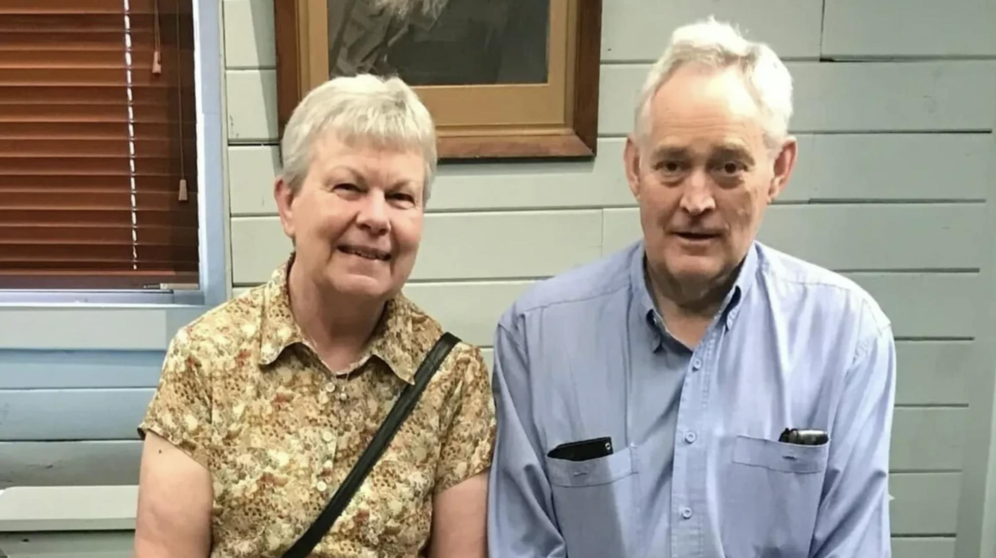 66-årige Heather Wilkinson og 68-årige Ian Wilkinson blev syge same aften, som de havde spist frokosten. En uge senere var Heather død, mens Ian nu kæmper for sit liv og skal have en ny lever.