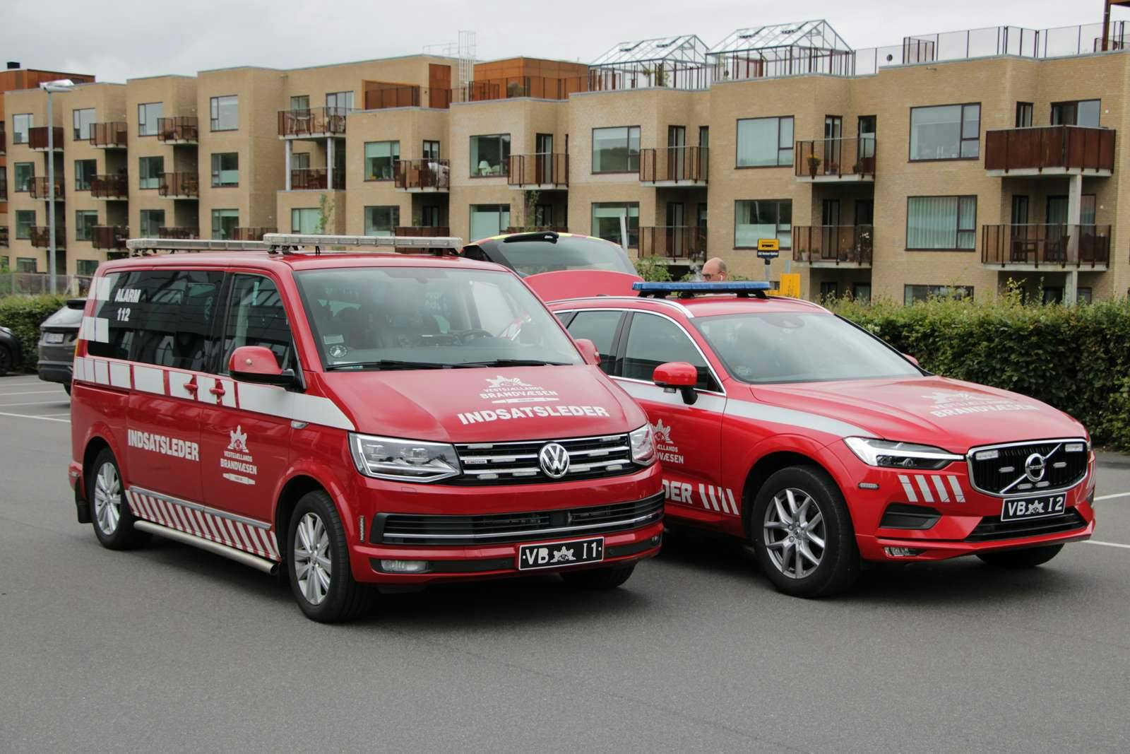 Brandvæsenet, politiet og bomberydere er fredag at finde ved Slotshaven Gymnasium i Holbæk.