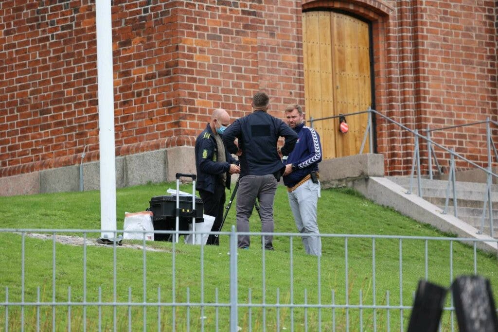 Sagen ved kirken i Svendborg er angiveligt meget alvorlig. Nu beder politiet om særlig hjælp fra indbyggerne i området.