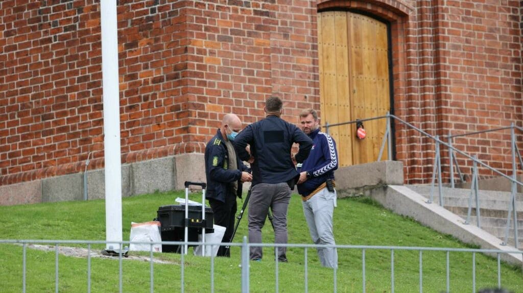 Sagen ved kirken i Svendborg er angiveligt meget alvorlig. Nu beder politiet om særlig hjælp fra indbyggerne i området.