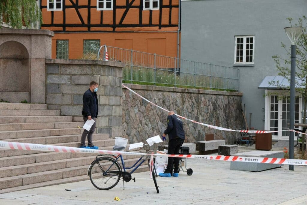 Fredag var politiet i fuld sving med efterforskningen på stedet. Arbejdet er nu afsluttet og afspæringen fjernet, men efterforskningen fortsætter.