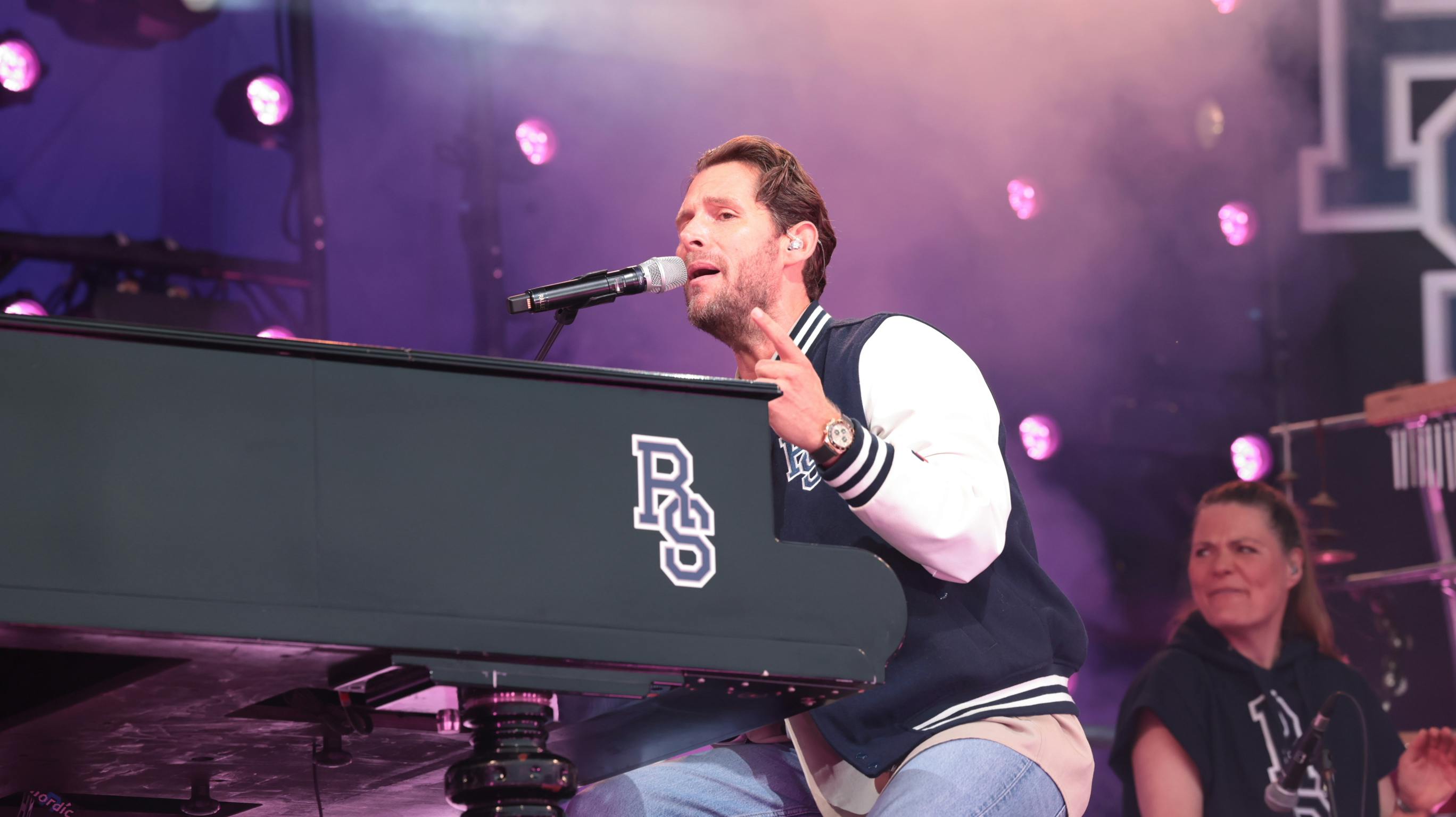 Rasmus Seebach sendte en hilsen direkte til sin afdøde far - den legendariske musiker Tommy Seebach - da han optrådte på AiaSound fredag aften 