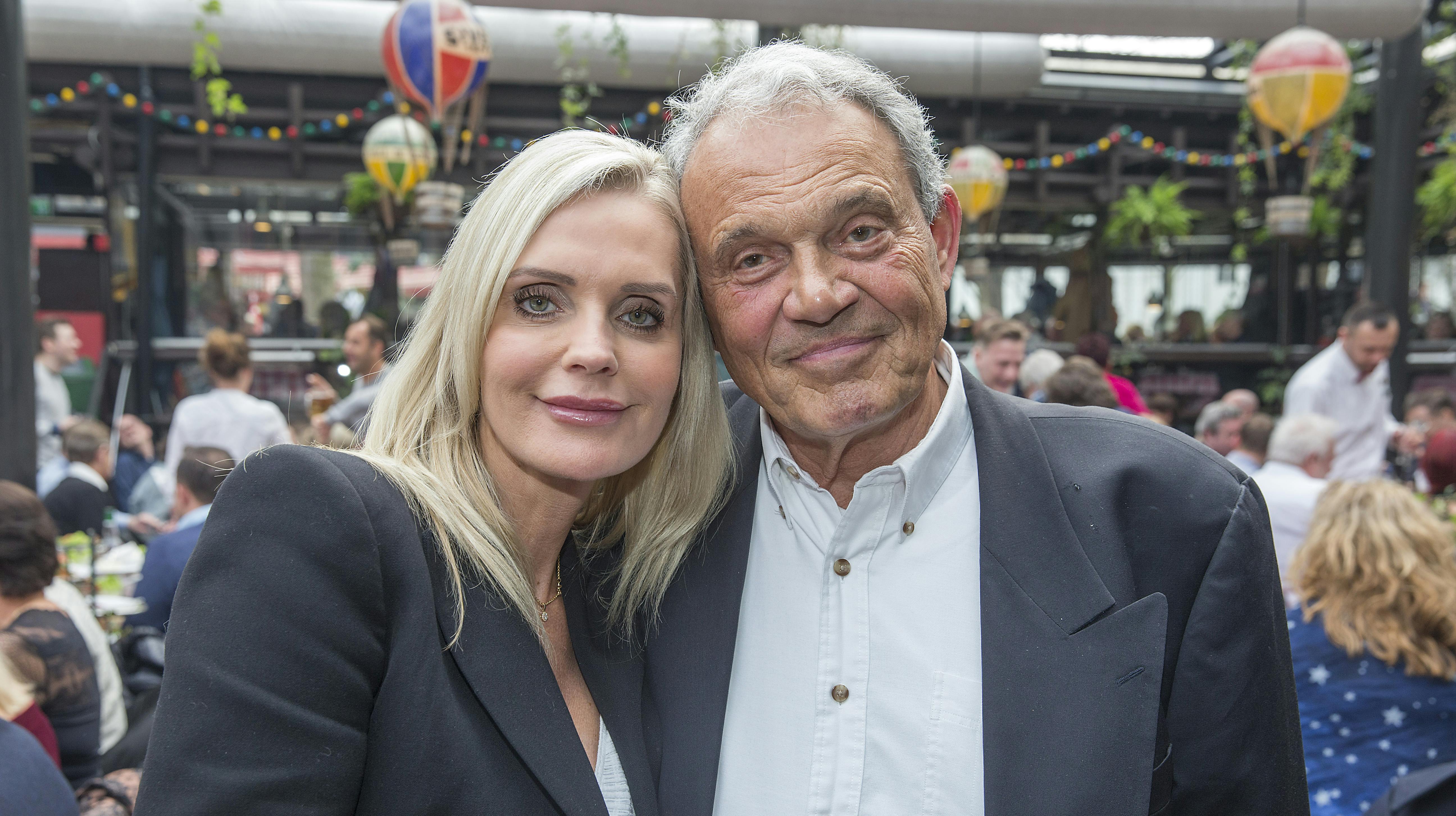 Janni Ree har netop afsløret, at Karsten Ree desværre har fået diagnosen demens. 