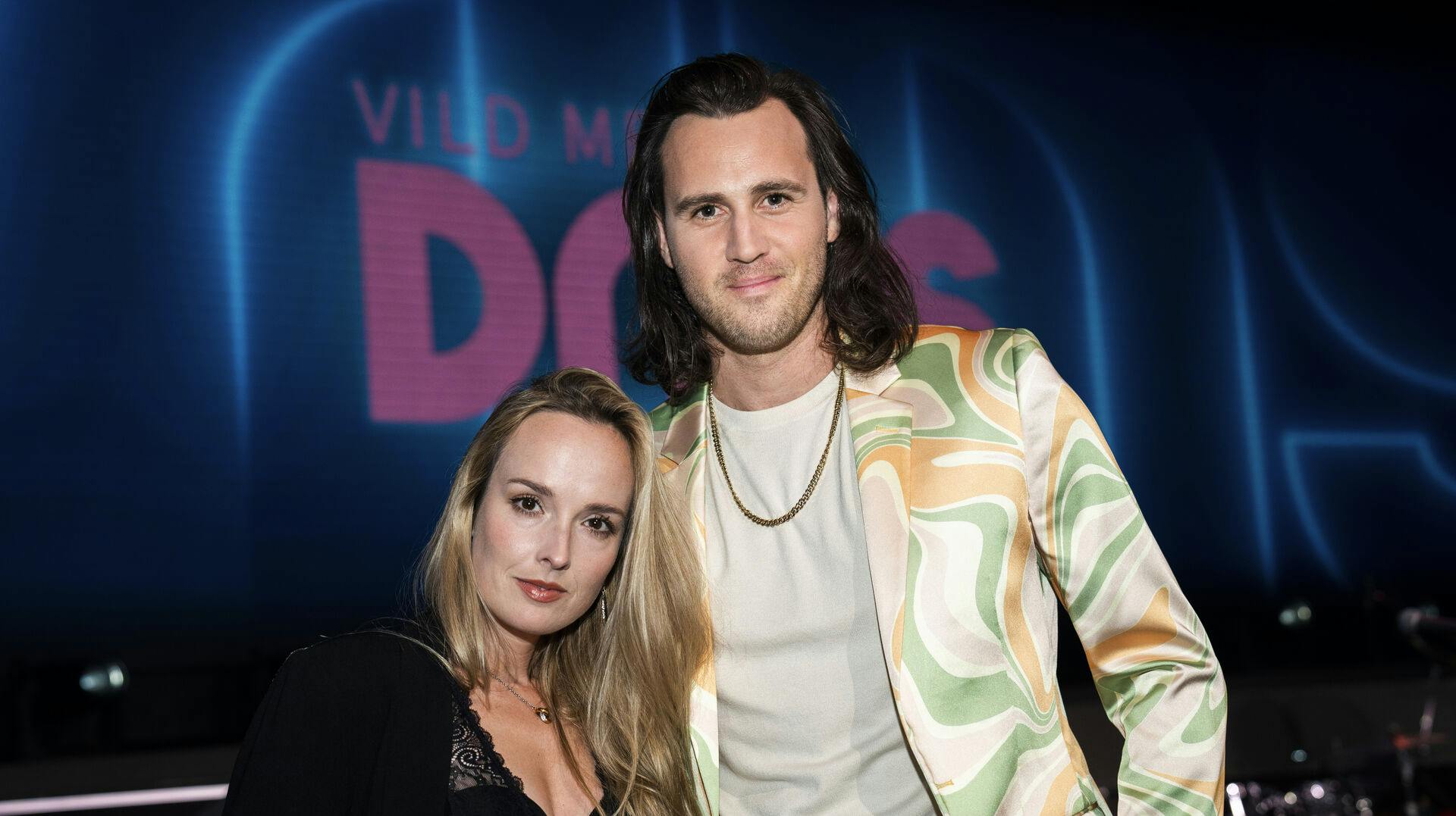 Meget snart har Sonny Fredie Pedersen travlt med "Vild med dans". Men når der ikke går dans i den får dansedommeren blandt andet tiden til at gå med at lave musik.