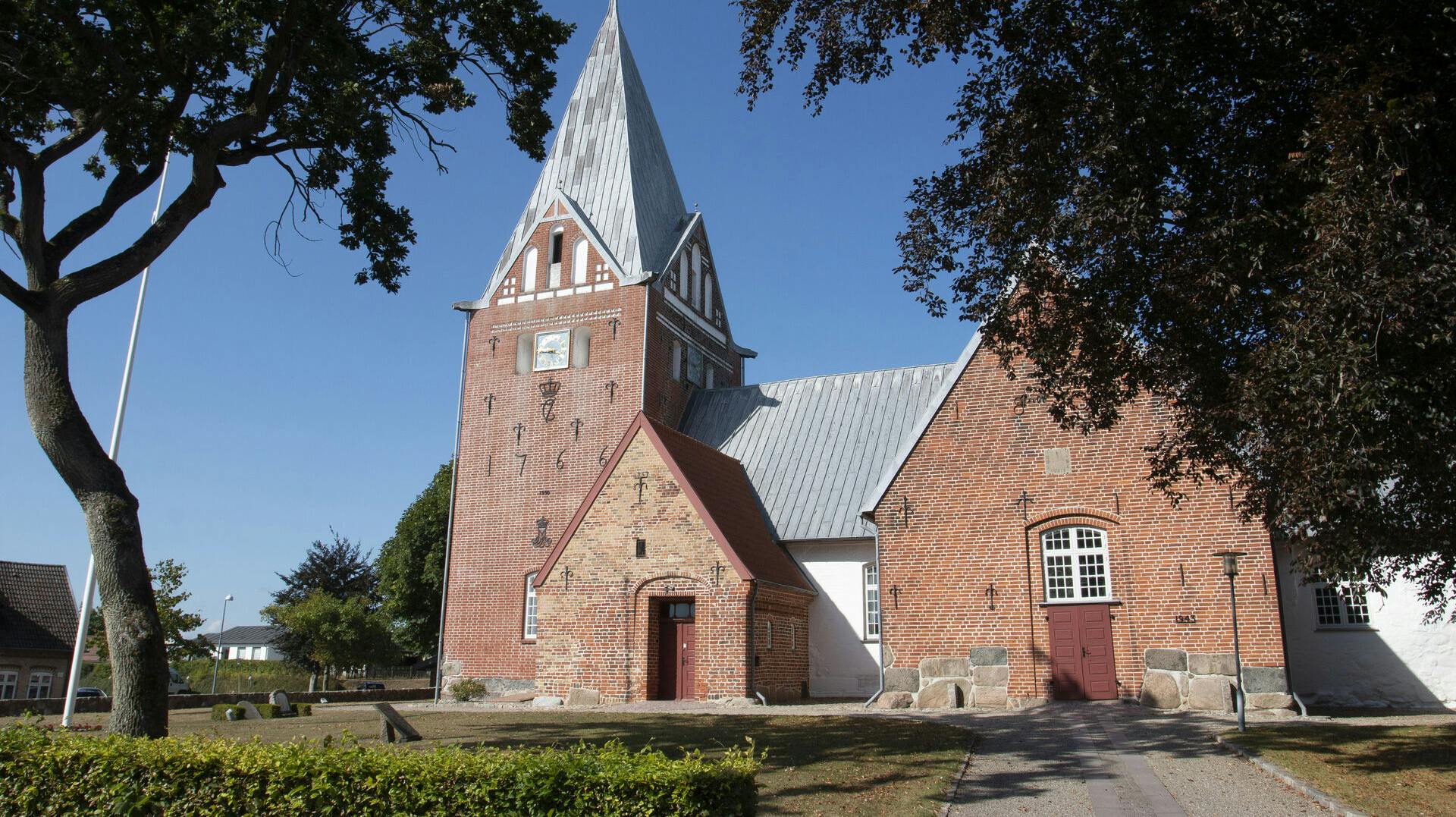 Det er i denne kirke, Løjt Kirke, at Michael Immanuel Jebsen og Donata von Behr lørdag giver hinanden deres ja. 