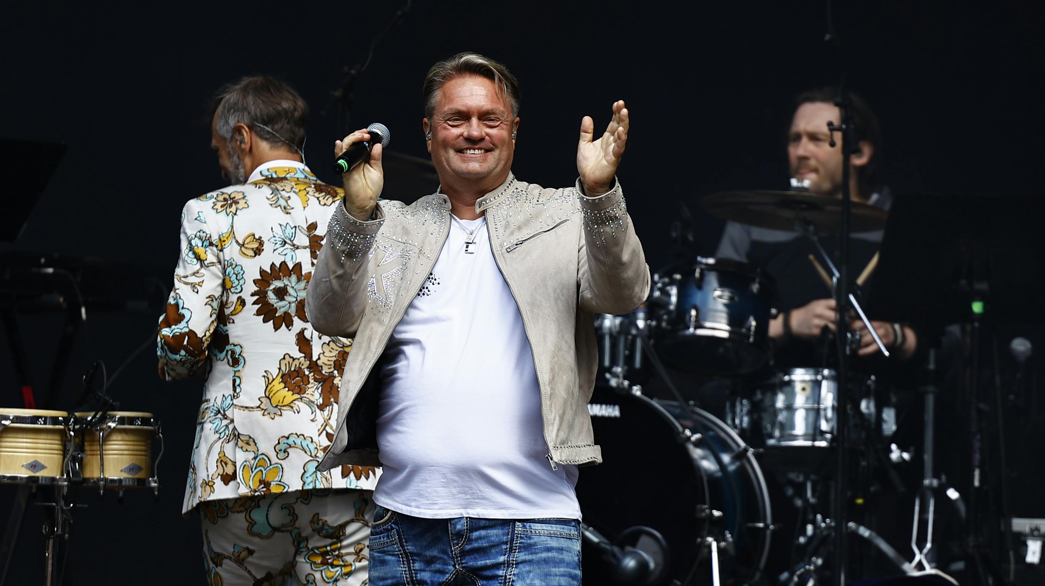 Johnny Hansen afslører, at han har fået sendt afføring med posten.
