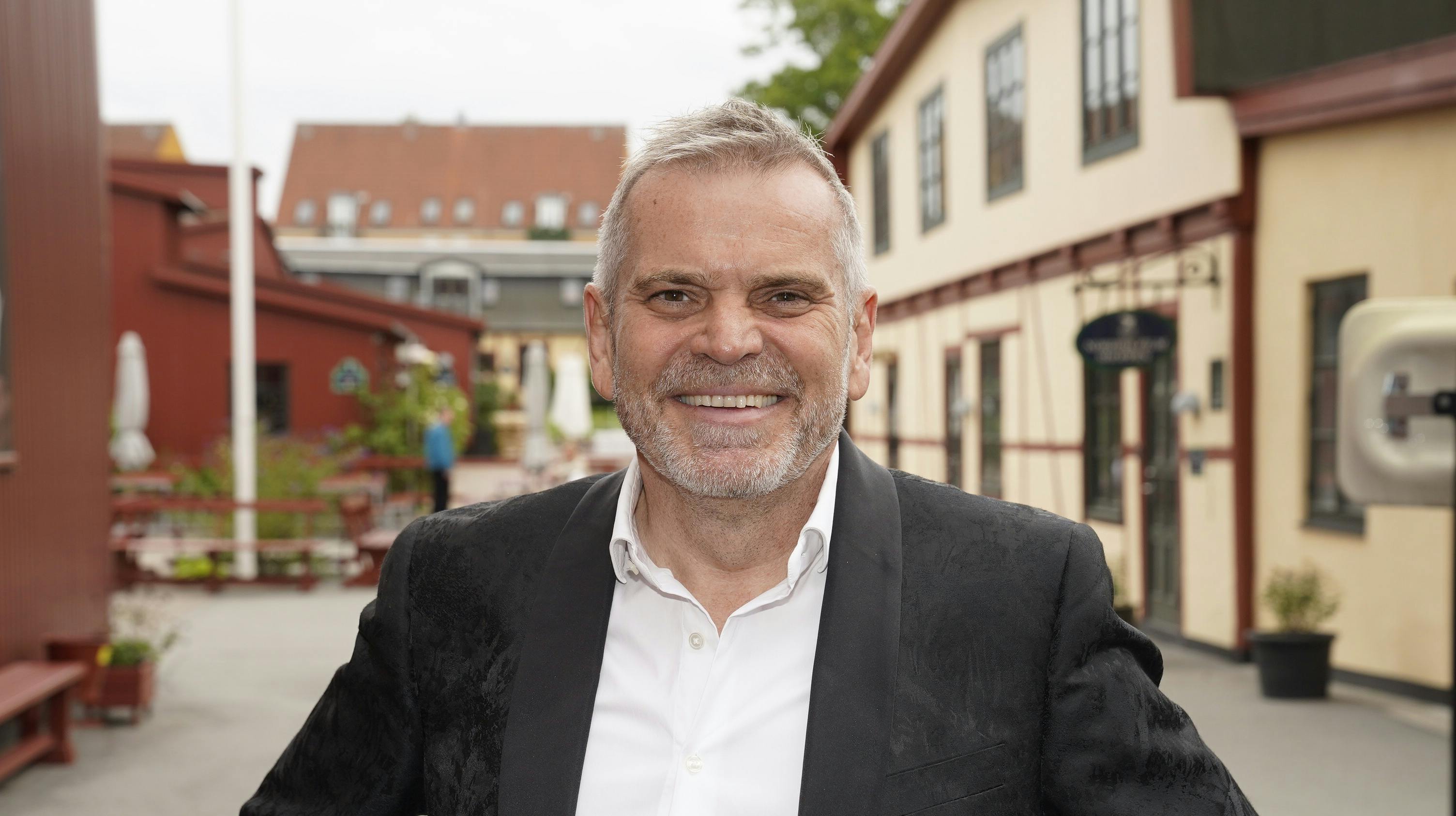 Store smil og feststemning hos fødselaren, der bød gæster velkommen til fejring på Nordisk Film i Valby fredag eftermiddag 