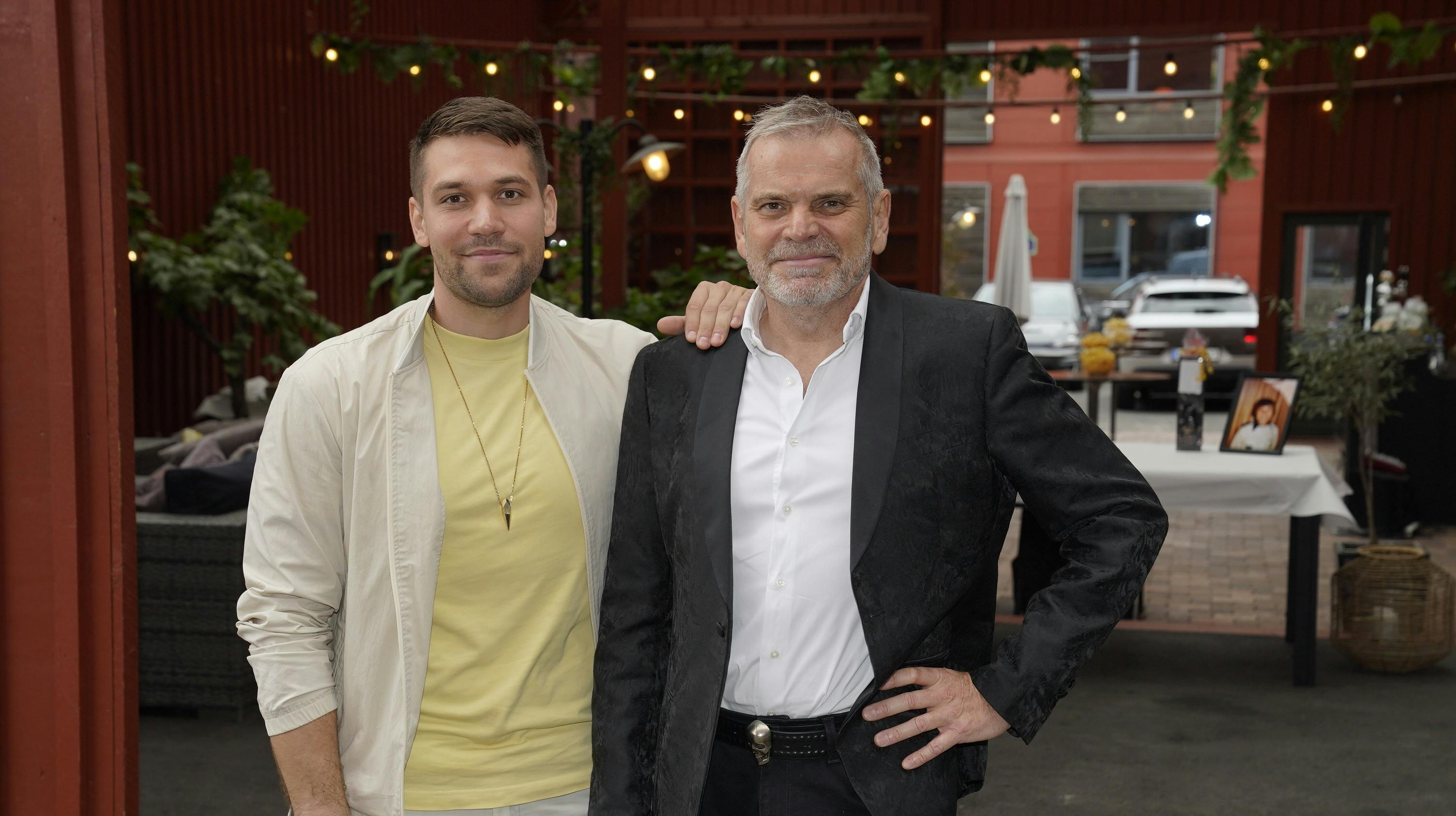 Hans Pilgaard har naturligvis ægtemanden Jobbe ved sin side.