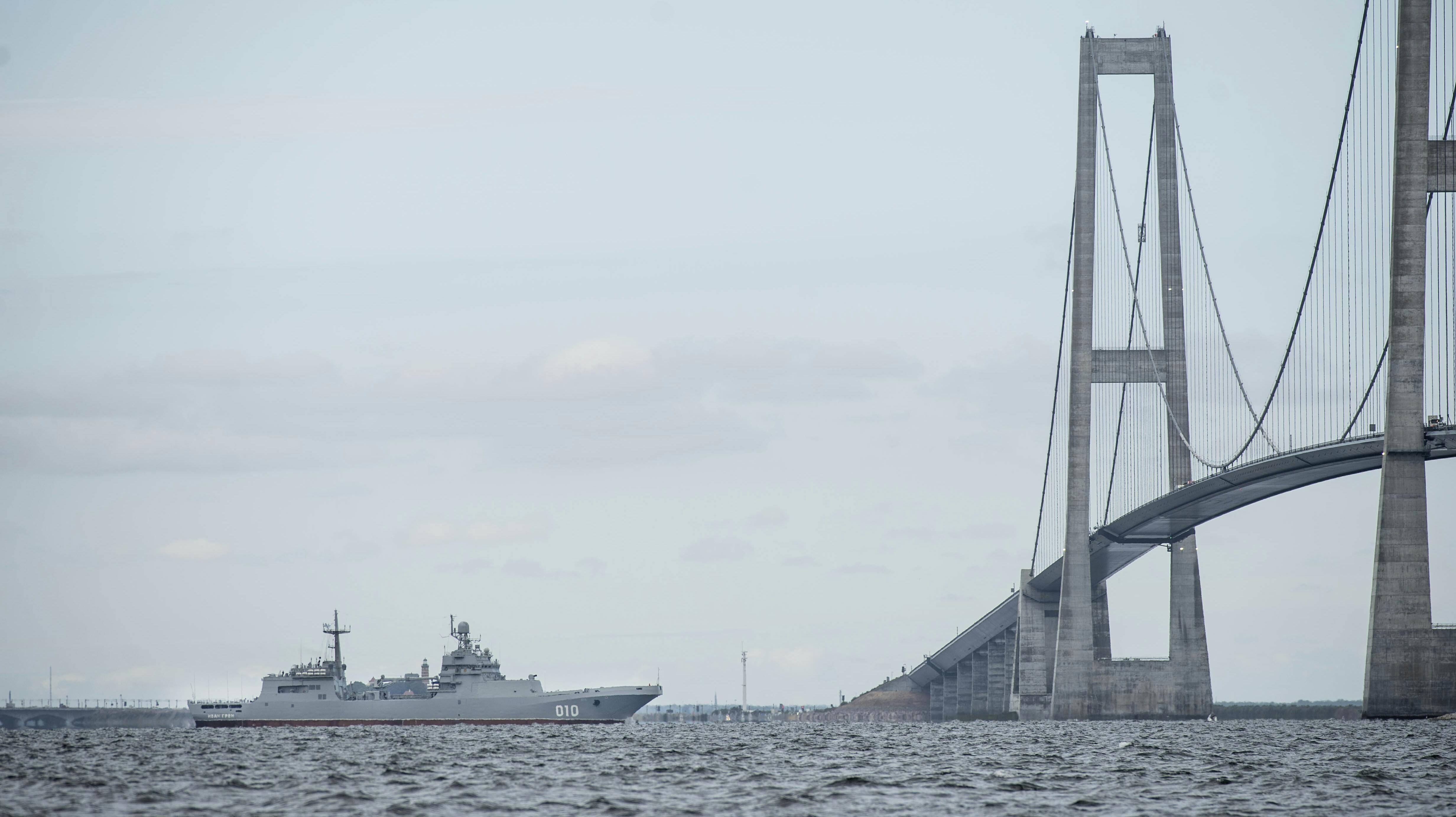 Skibe fra den russiske nordflåde sejler ud gennem Storebælt, fredag den 5. august 2022. Forsvaret følger fartøjerne på vej gennem de danske farvande.. (Foto: Tim Kildeborg Jensen/Ritzau Scanpix)