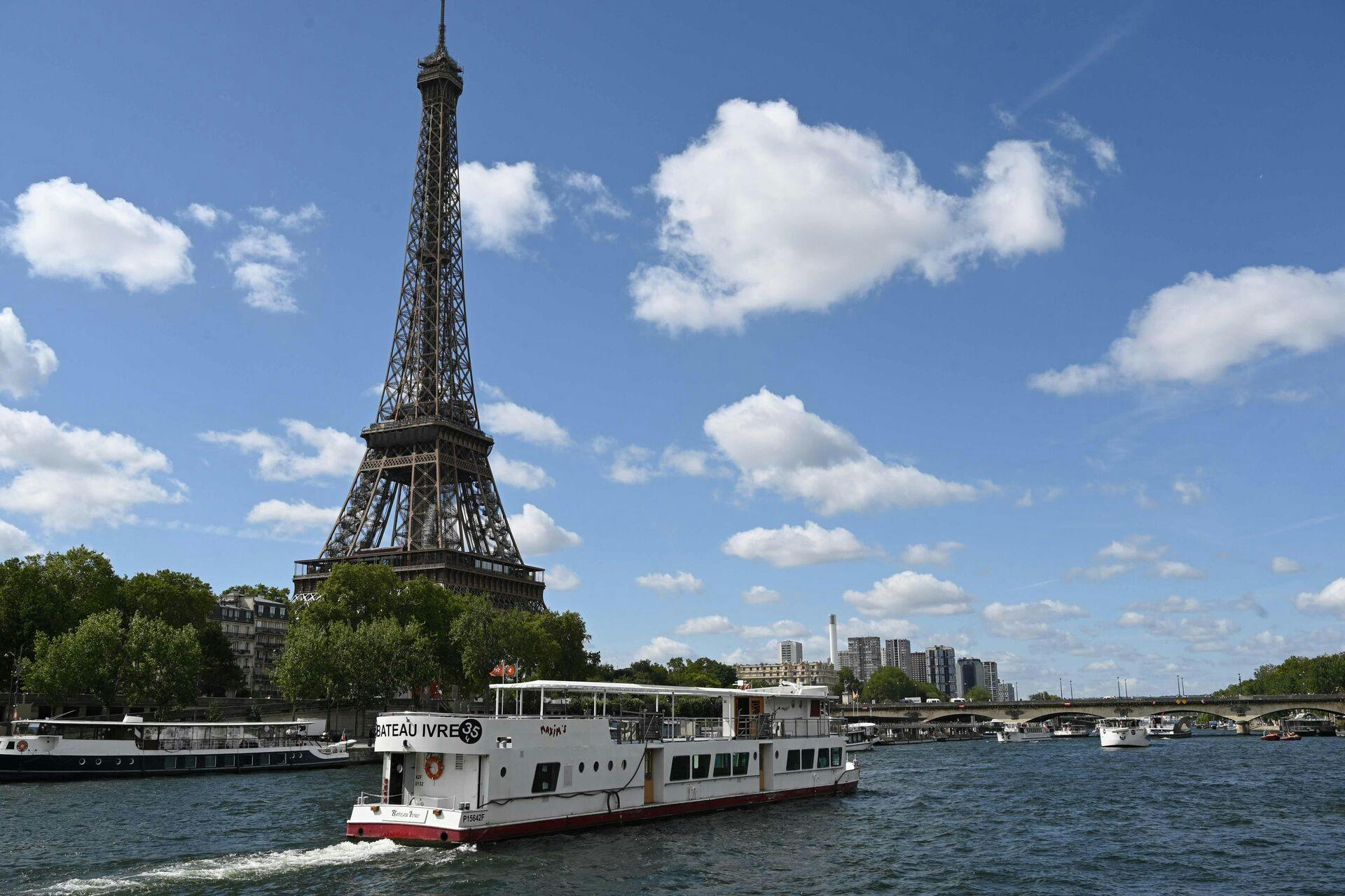 Eiffeltårnet er lørdag blevet evakueret efter en bombetrussel.