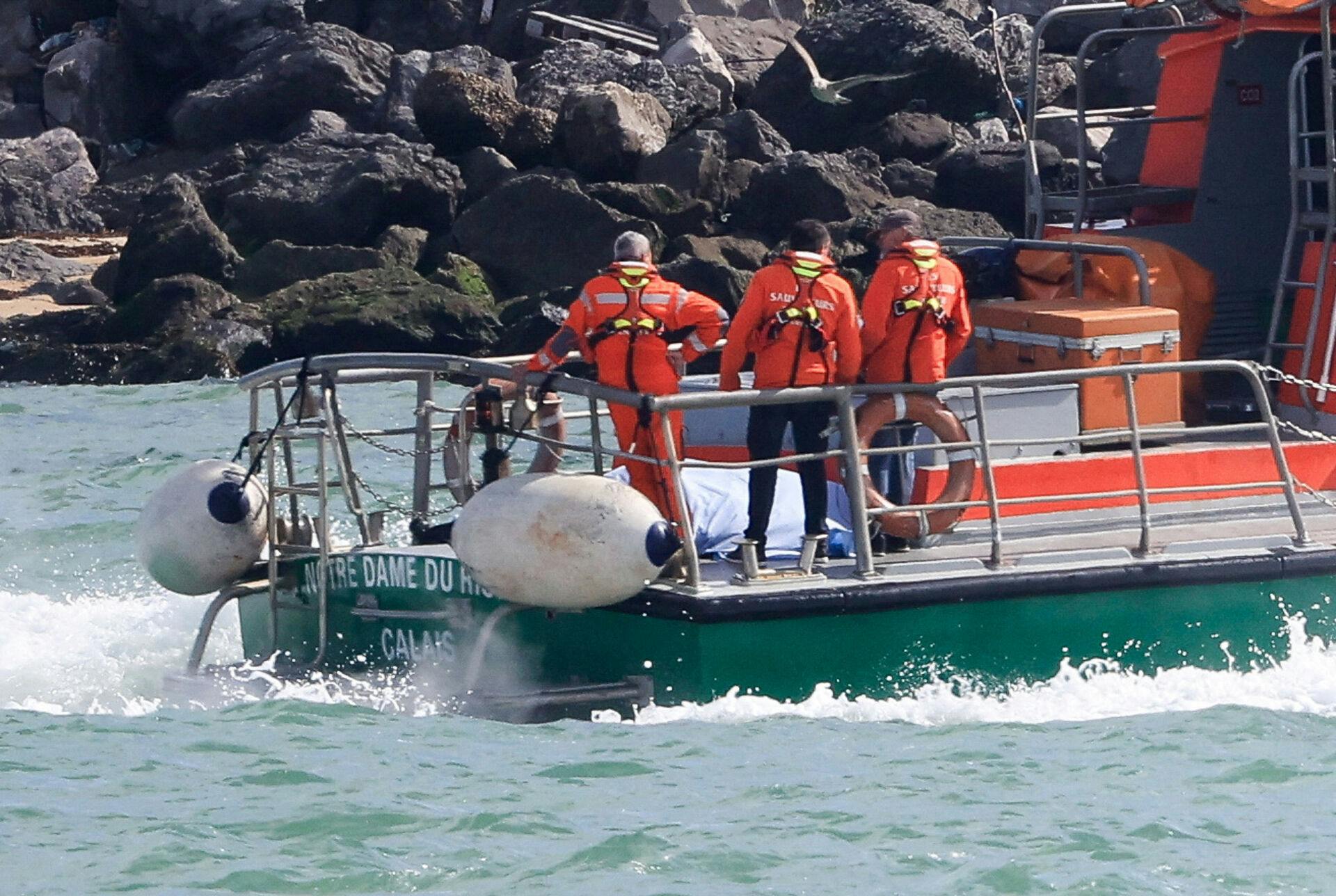 Seks personer er døde, efter massevis af migrantbåde forsøgte at krydse Den Engelske Kanal lørdag morgen.