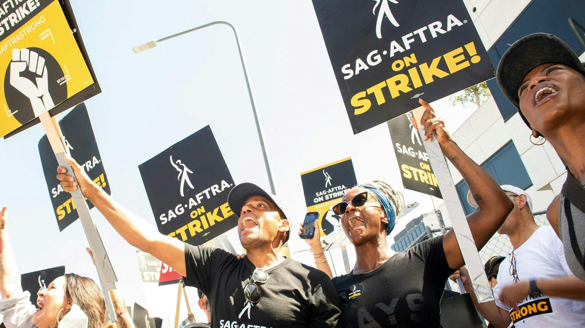 Både skuespillere og manuskriptforfattere strejker for bedre vilkår.