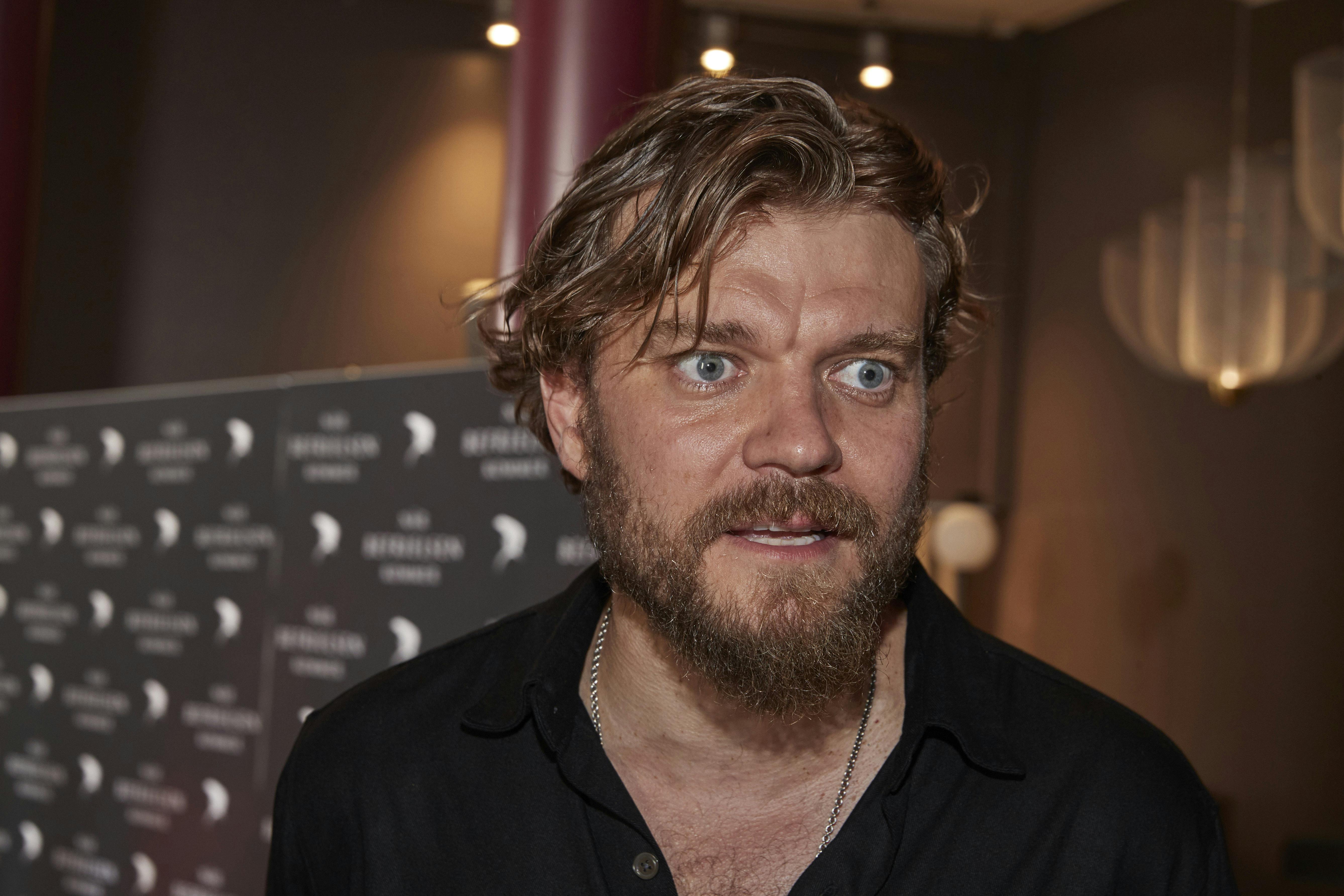 Pilou Asbæk var i ekstra hopla, da der lørdag var premiere på "Når befrielsen kommer". 
