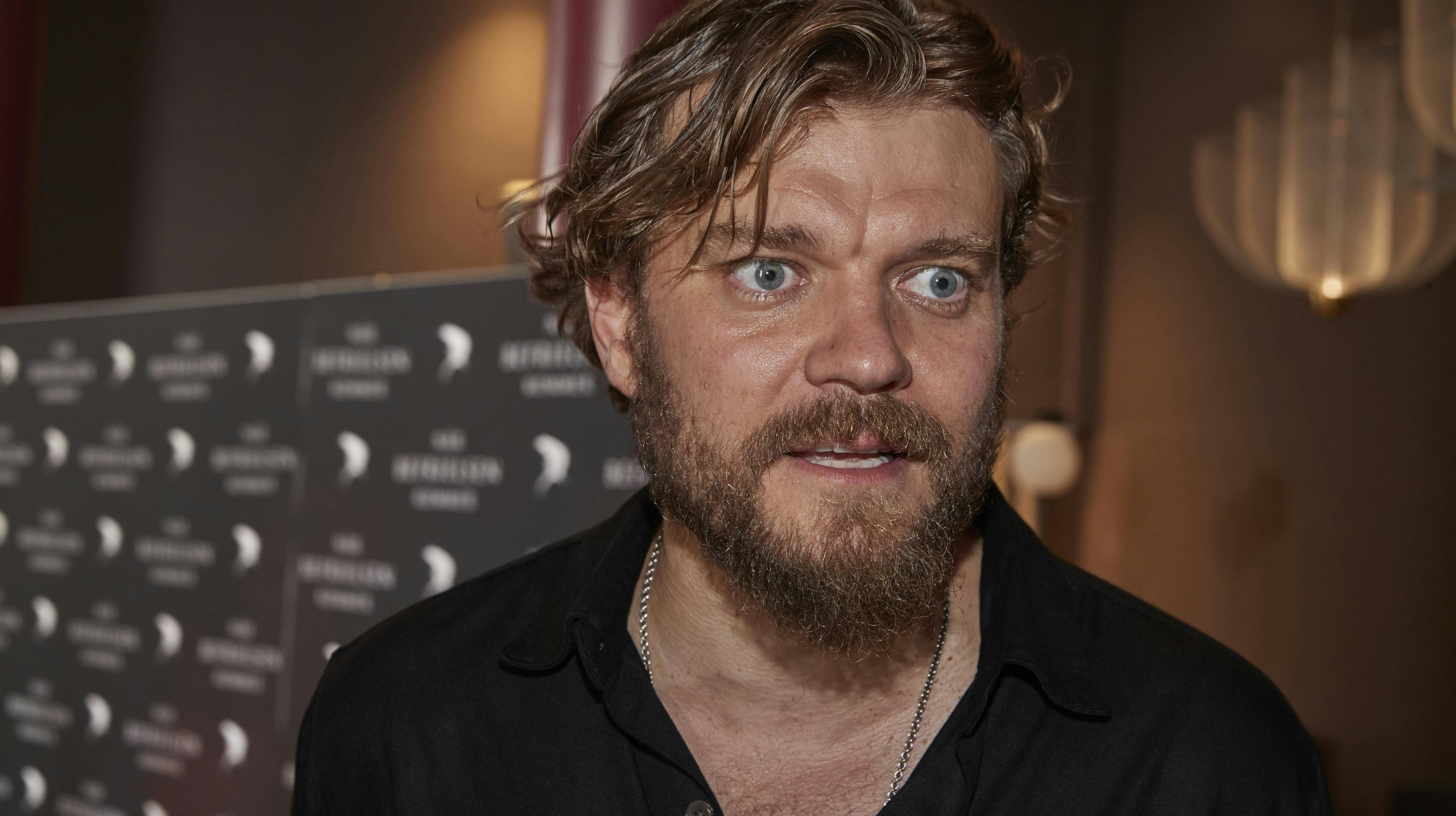 Pilou Asbæk var i ekstra hopla, da der lørdag var premiere på "Når befrielsen kommer".