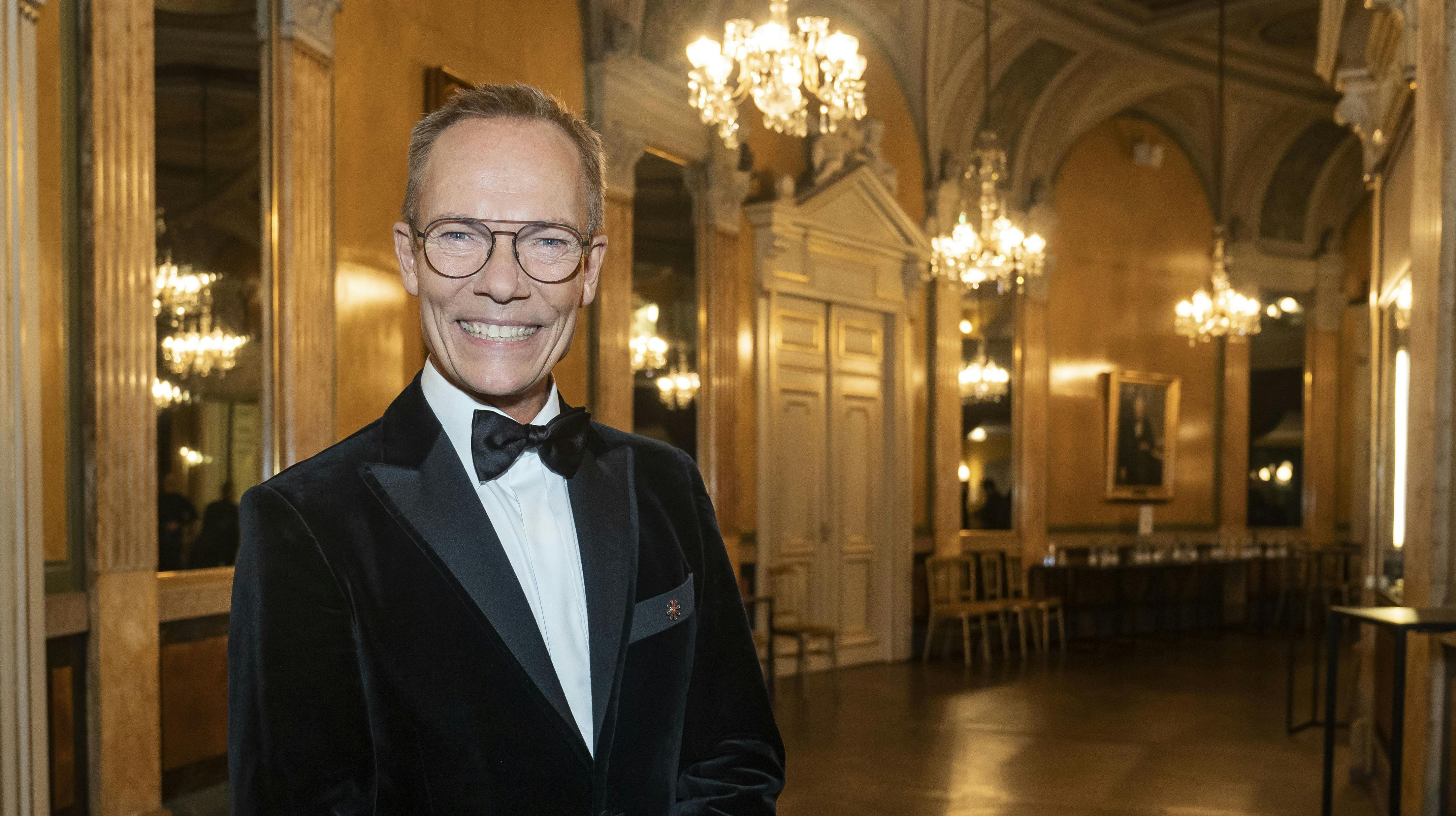 Den 59-årige dansedommer kommer "kun" til at være gæstedommer den kommende sæson af "Vild med dans".