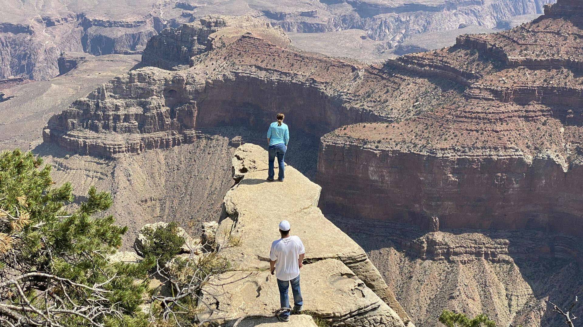 Udsigten fra Grand Canyon er fantastisk, men man skal passe på med at komme for tæt på kanten.