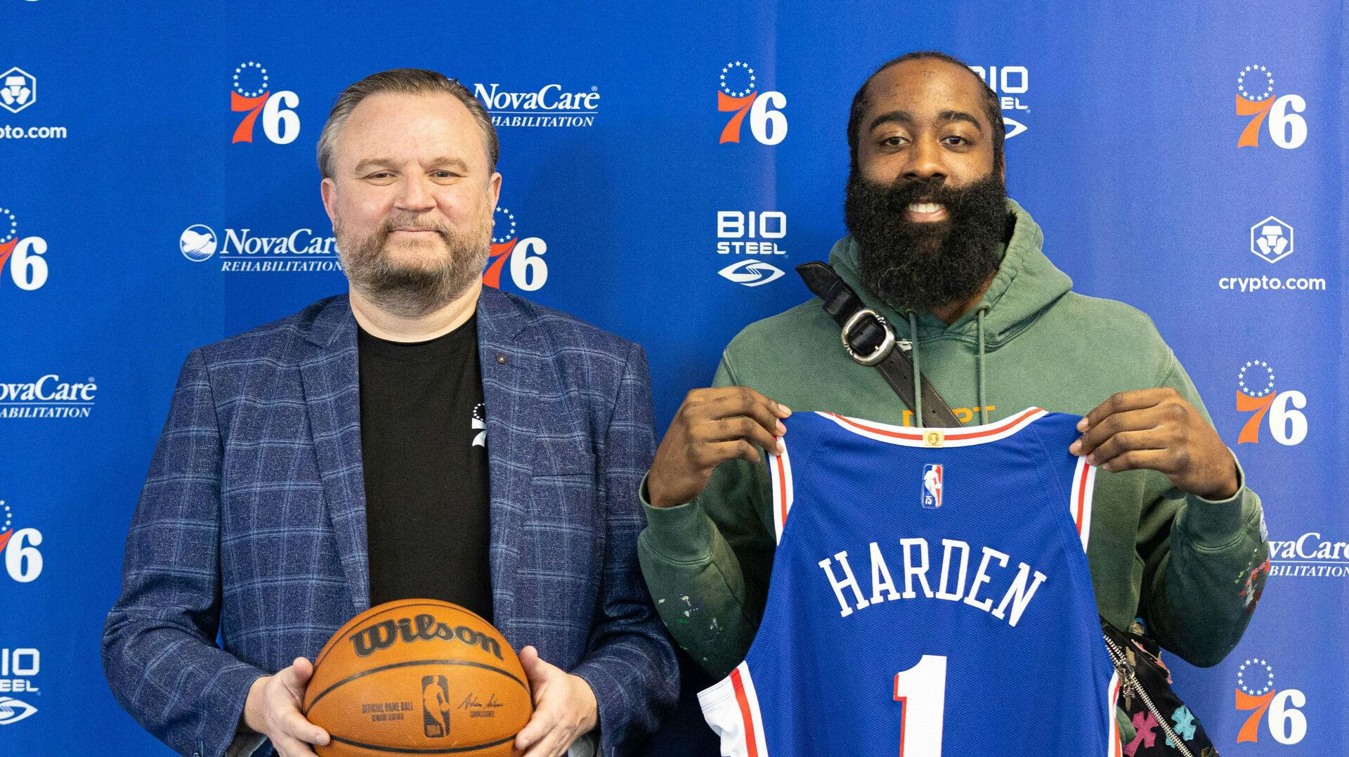 Der var masser smil på læben hos begge parter, da James Harden sidste år blev præsenteret på holdet. 