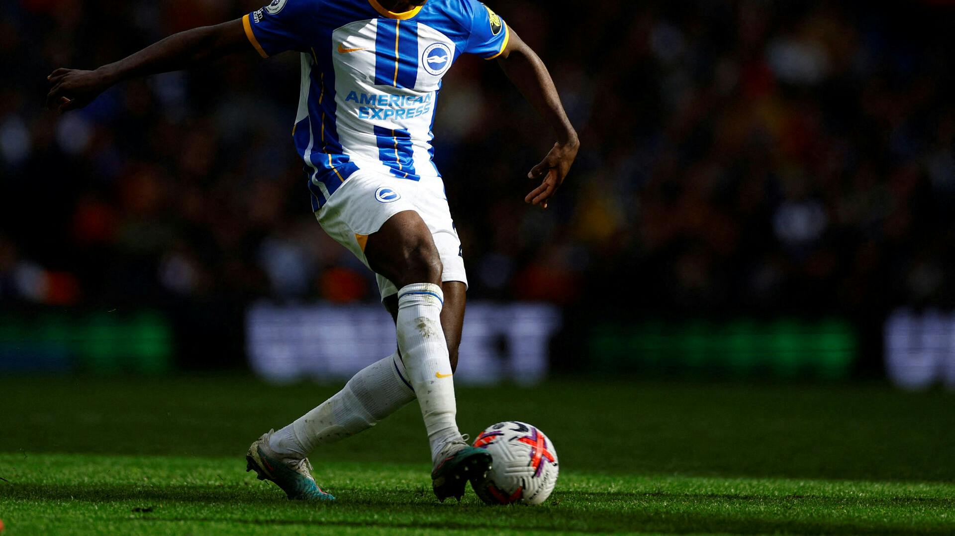 Moisés Caicedo skifter fra Brighton til Chelsea.